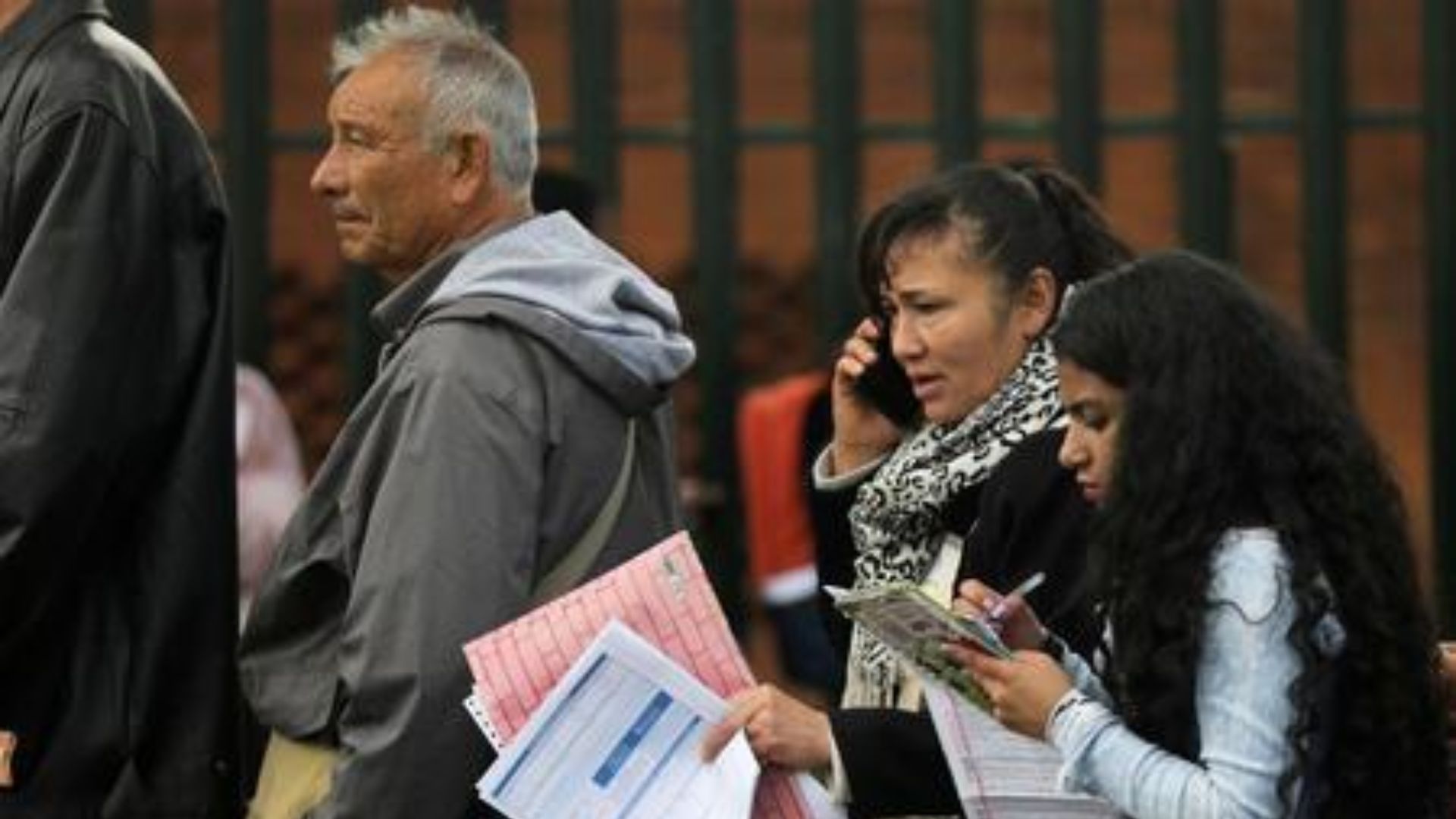 Foto de archivo. Personas hacen fila para entregar sus aplicaciones en búsqueda de empleo en Bogotá, Colombia, 31 de mayo, 2019. REUTERS/Luisa González
