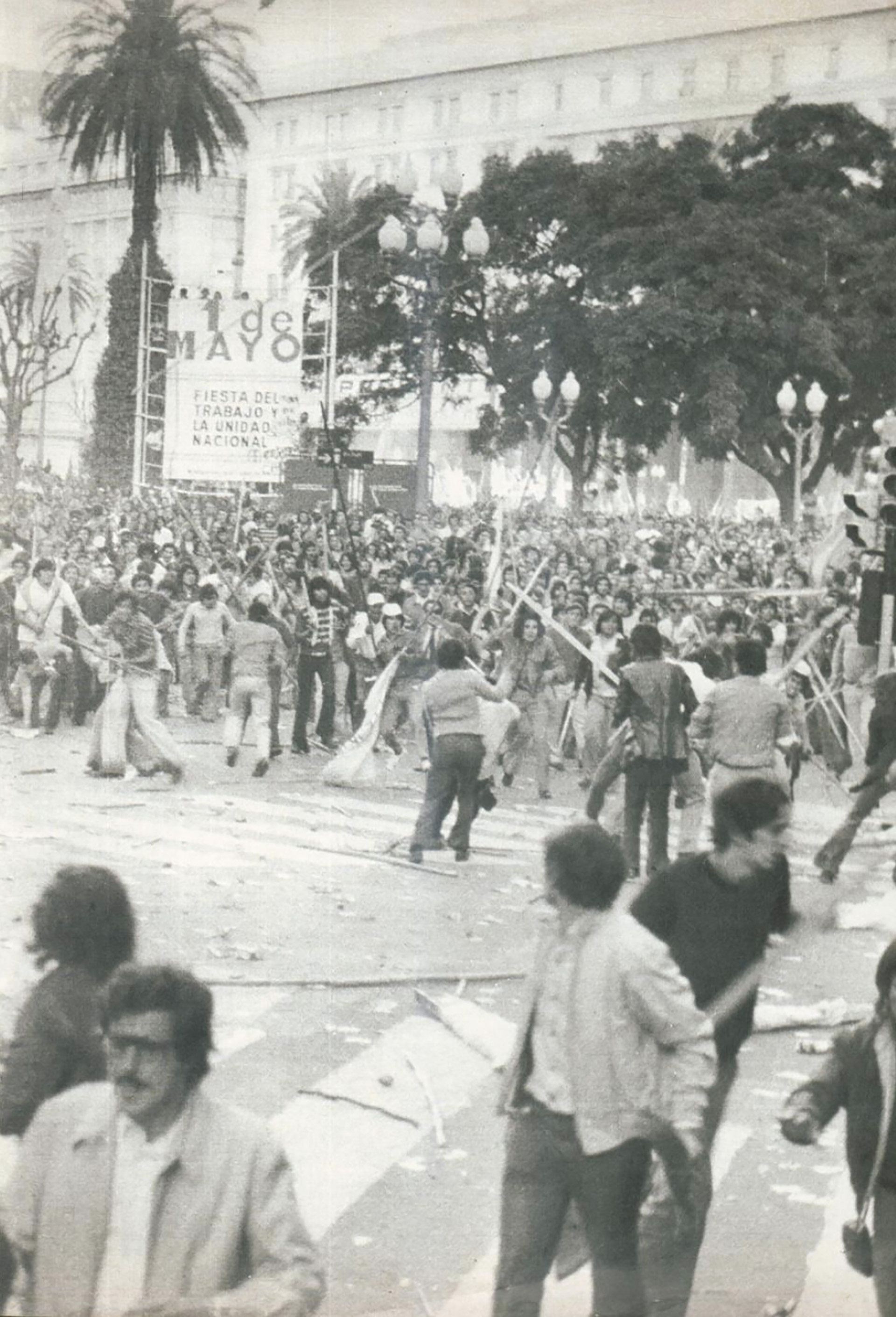 Enfrentamientos cuando se retira la JP de la Plaza de Mayo