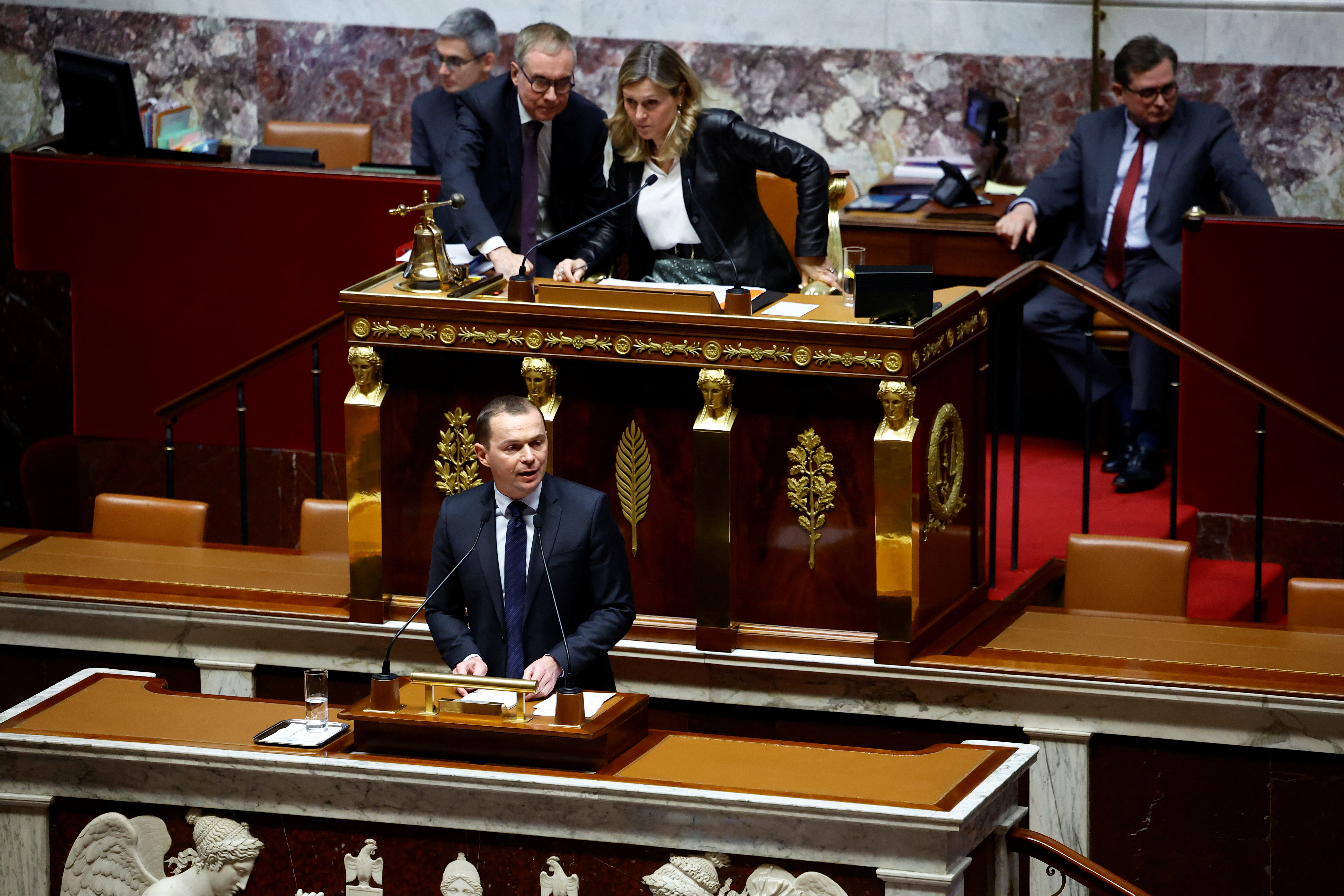 El Parlamento de Francia inició un tenso debate por la reforma de las pensiones impulsada por Emmanuel Macron