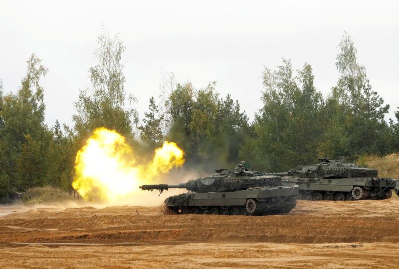Dos tanques Leopard 2 del ejército español durante unas maniobras de la OTAN (Reuters)