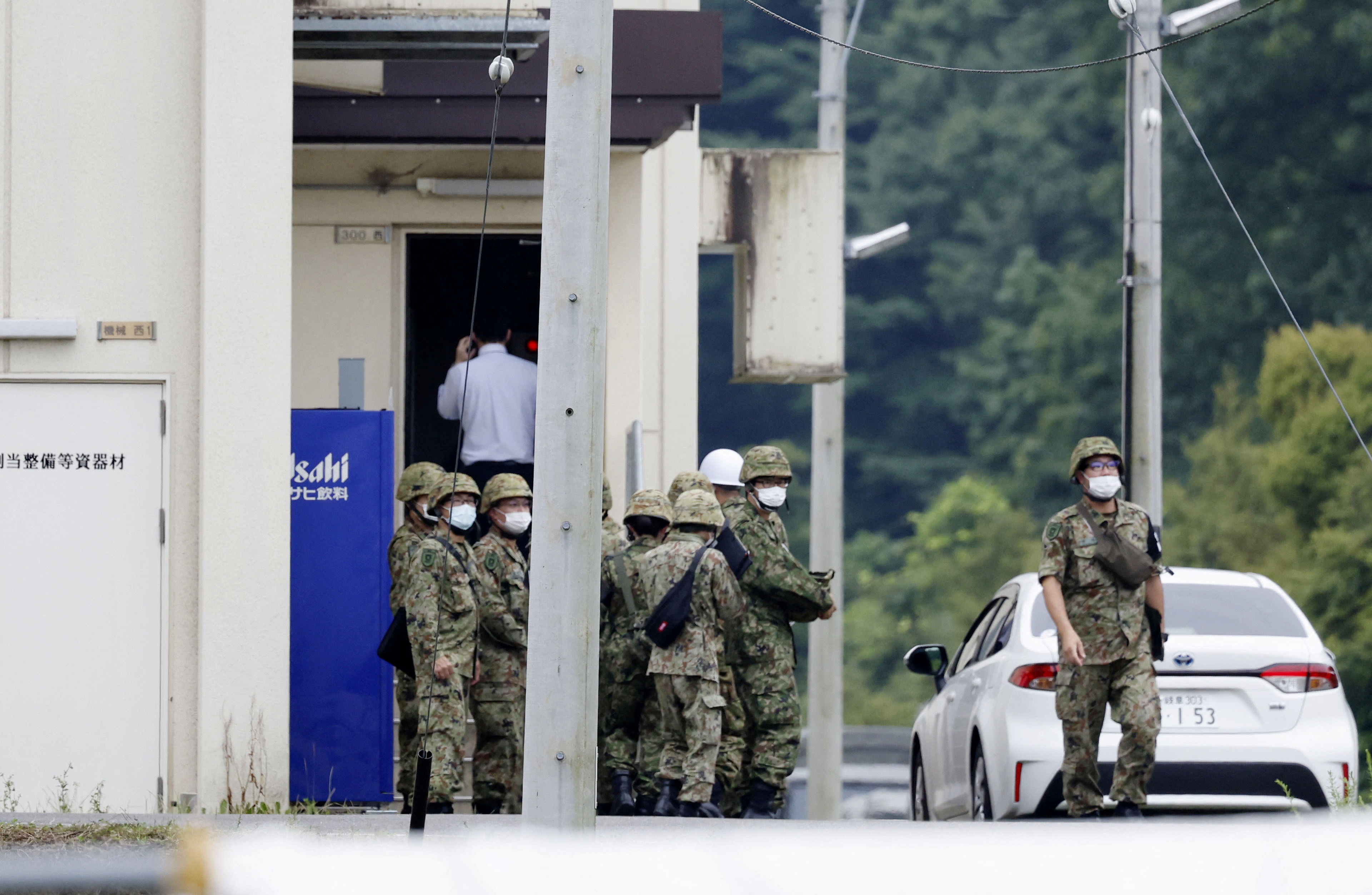 La policía local le aseguró a la agencia de noticias AFP que el tirador era un candidato de la división terrestre de las tropas japonesas de 18 años que fue detenido en el lugar. (REUTERS)