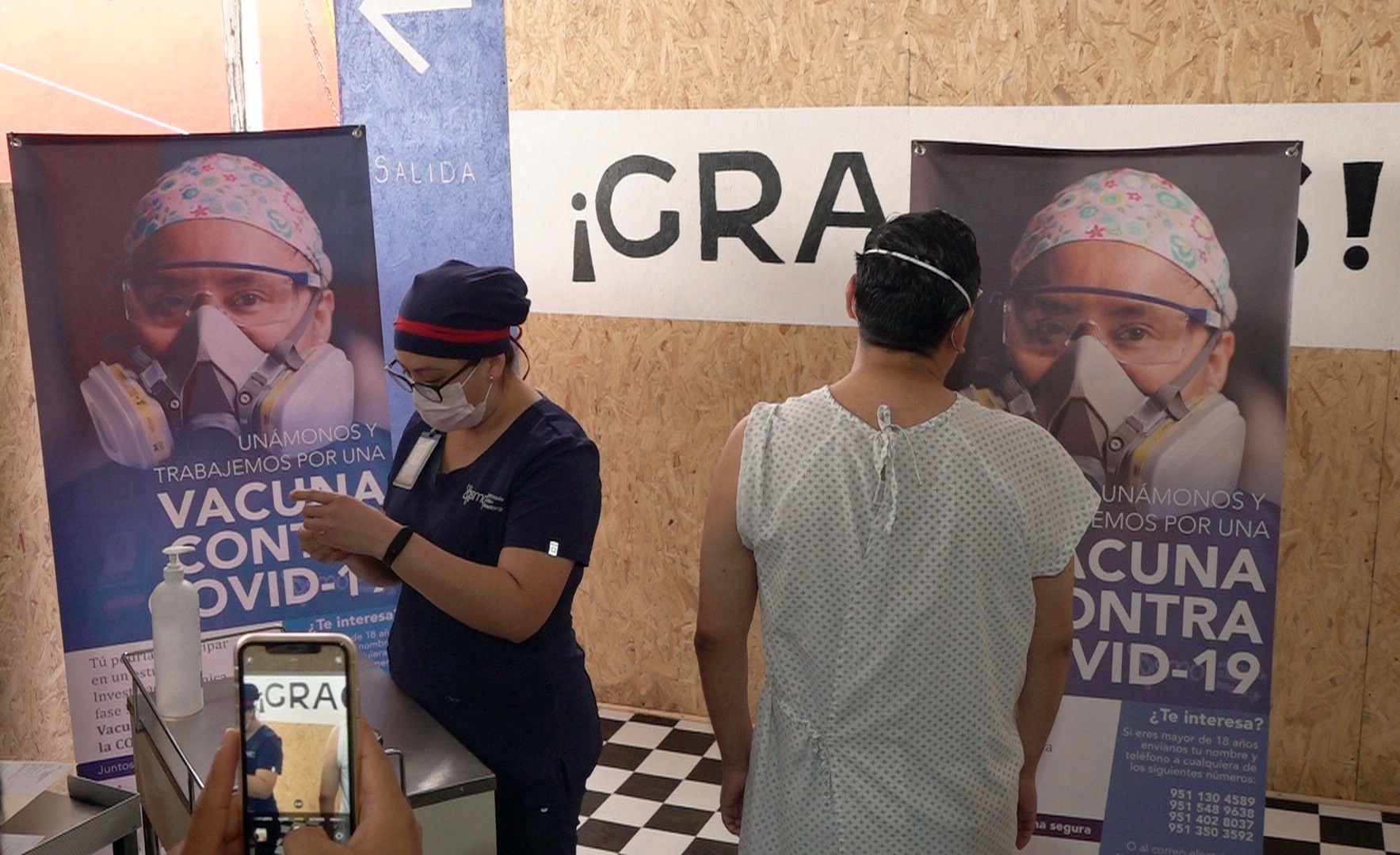 Voluntarios asisten para que les sea aplicadas dosis experimentales de vacunas contra el COVID-19, el 6 de noviembre de 2020, en Oaxaca (Foto: EFE/ Daniel Ricardez)
