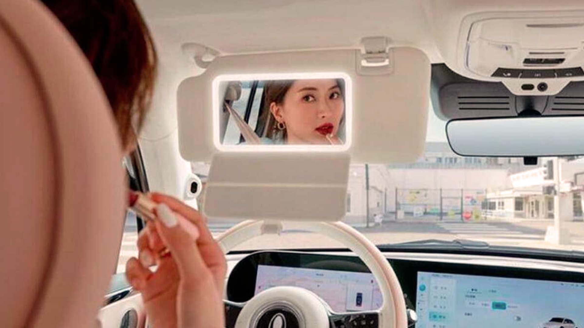 Los fabricantes no solo le han colocado un espacio dedicado a los maquillajes, que no sería tan serio, sino una cámara para hacer selfies mientras conducen