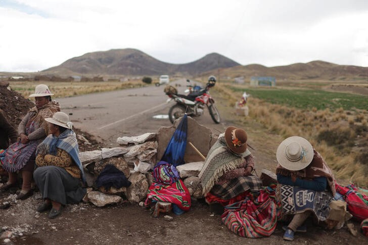 FOTO DE ARCHIVO. Manifestantes bloquean una vía de acceso a yacimientos mineros en el sur andino de Perú. Puno,  febrero 6, 2023. REUTERS/Pilar Olivares