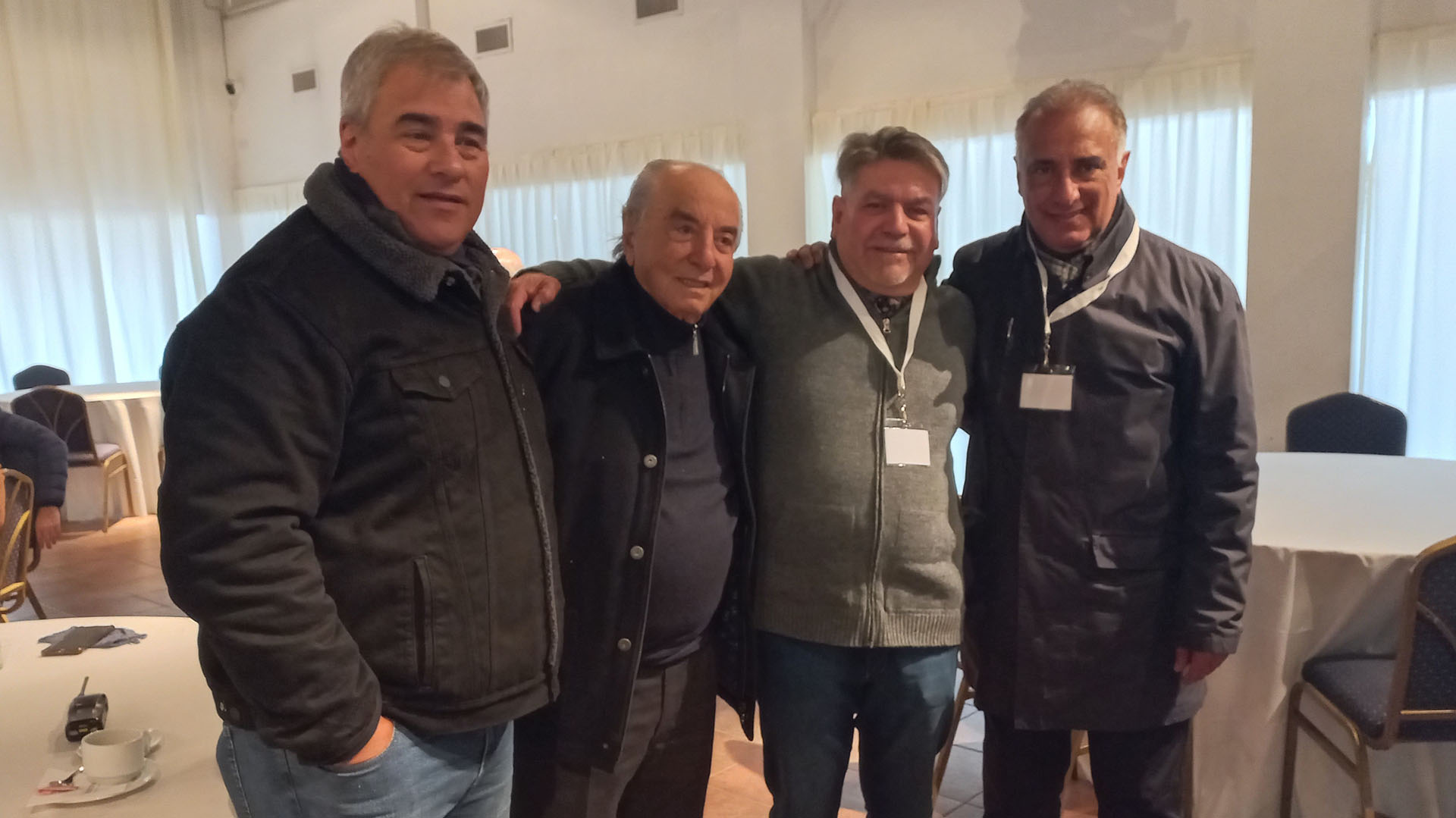 Festejos luego de la asamblea: los sindicalistas Rubén Cortina, Armando Cavalieri, Oscar Nieva y Carlos Pérez