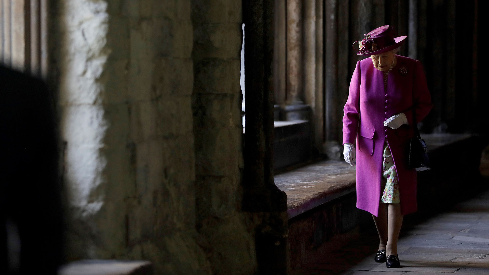 La reina Isabel II de Gran Bretaña camina por el claustro tras inaugurar las "Galerías del Jubileo de Diamante de la Reina" en la Abadía de Westminster, en Londres, el 8 de junio de 2018.