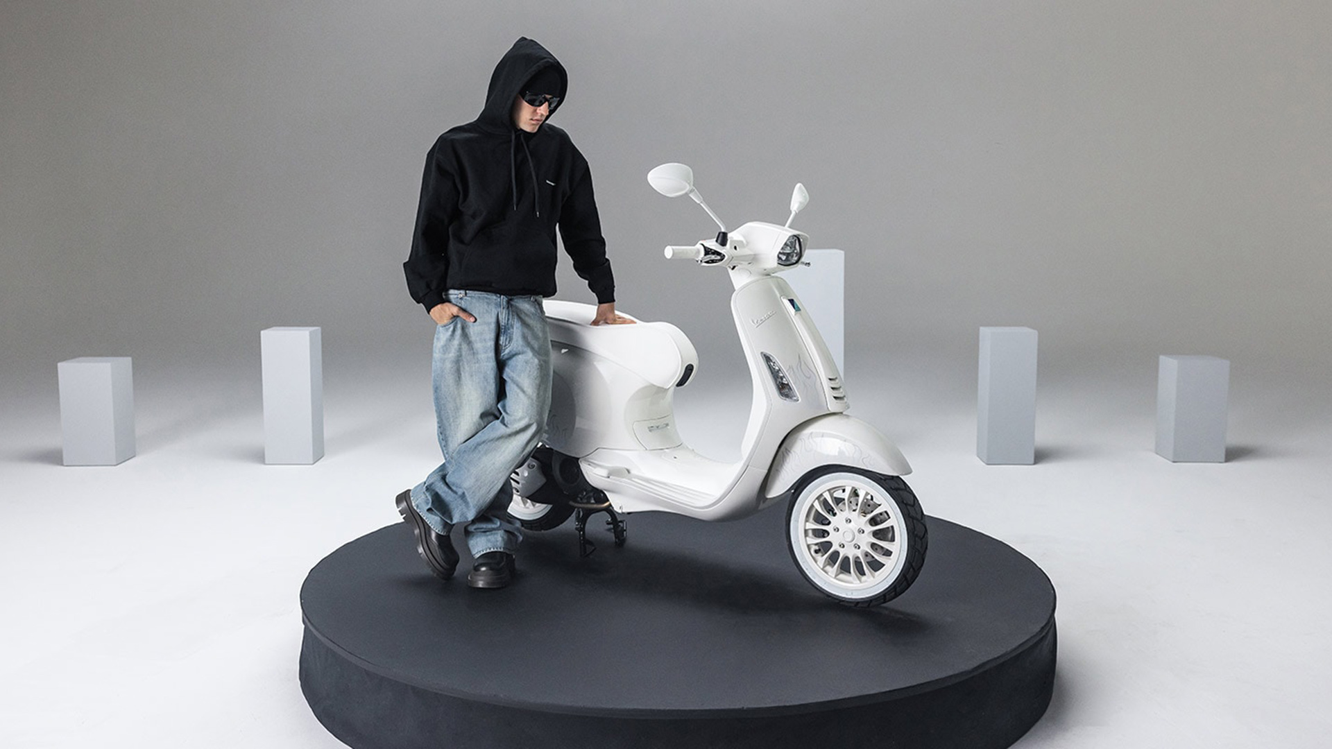 La moto, mayormente blanca, es uno de los vehículos favoritos del músico pop