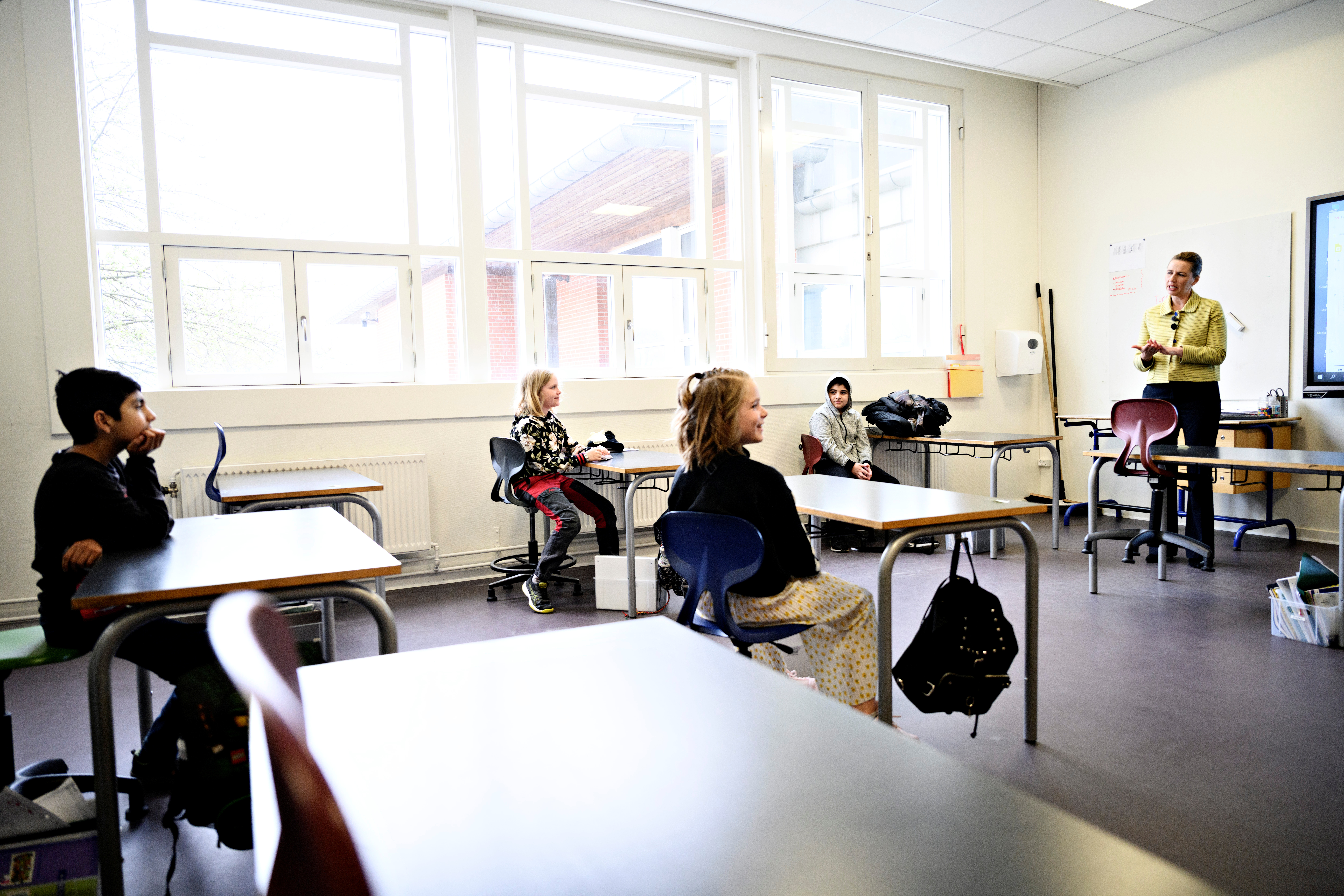La primera ministra danesa, Mette Frederiksen, habló con los niños de la escuela Lykkebo para marcar la reapertura de clases el 14 de abril. (Ritzau Scanpix/Philip Davali via REUTERS)