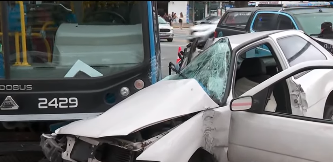 Dos heridos en accidentes en CABA: un colectivo y un auto chocaron cerca del Obelisco y un cami&oacute;n qued&oacute; destrozado en una autopista