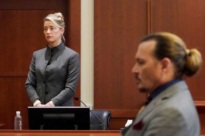 In questa foto di martedì, gli attori Amber Heard e Johnny Depp al processo per diffamazione a Fairfax il 16 maggio 2022. Steve Helber/Pool via REUTERS