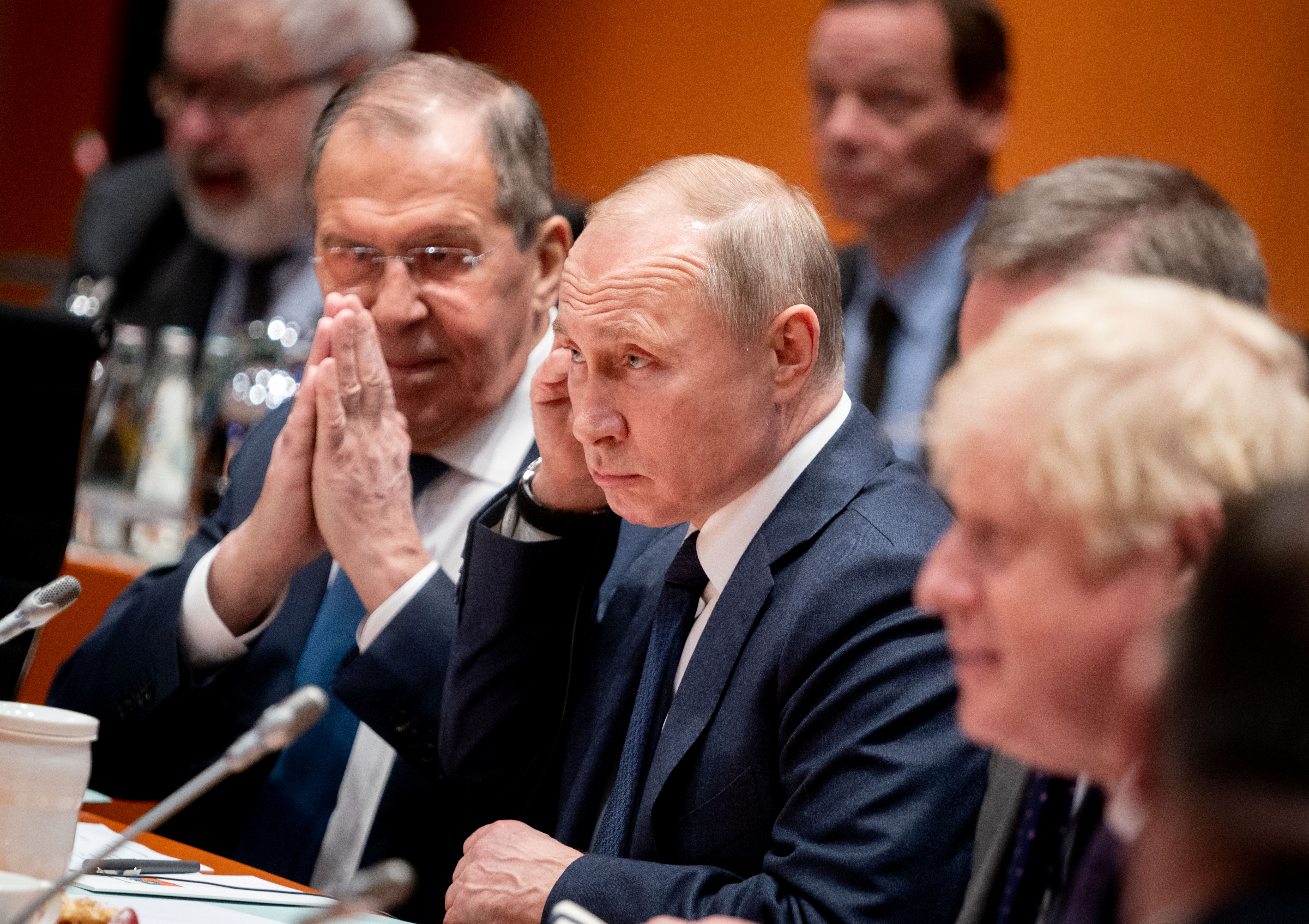 El canciller ruso Serguei Lavrov, el presidente Vladimir Putin y el primer ministro británico Boris Johnson (Kay Nietfeld/Pool via Reuters)