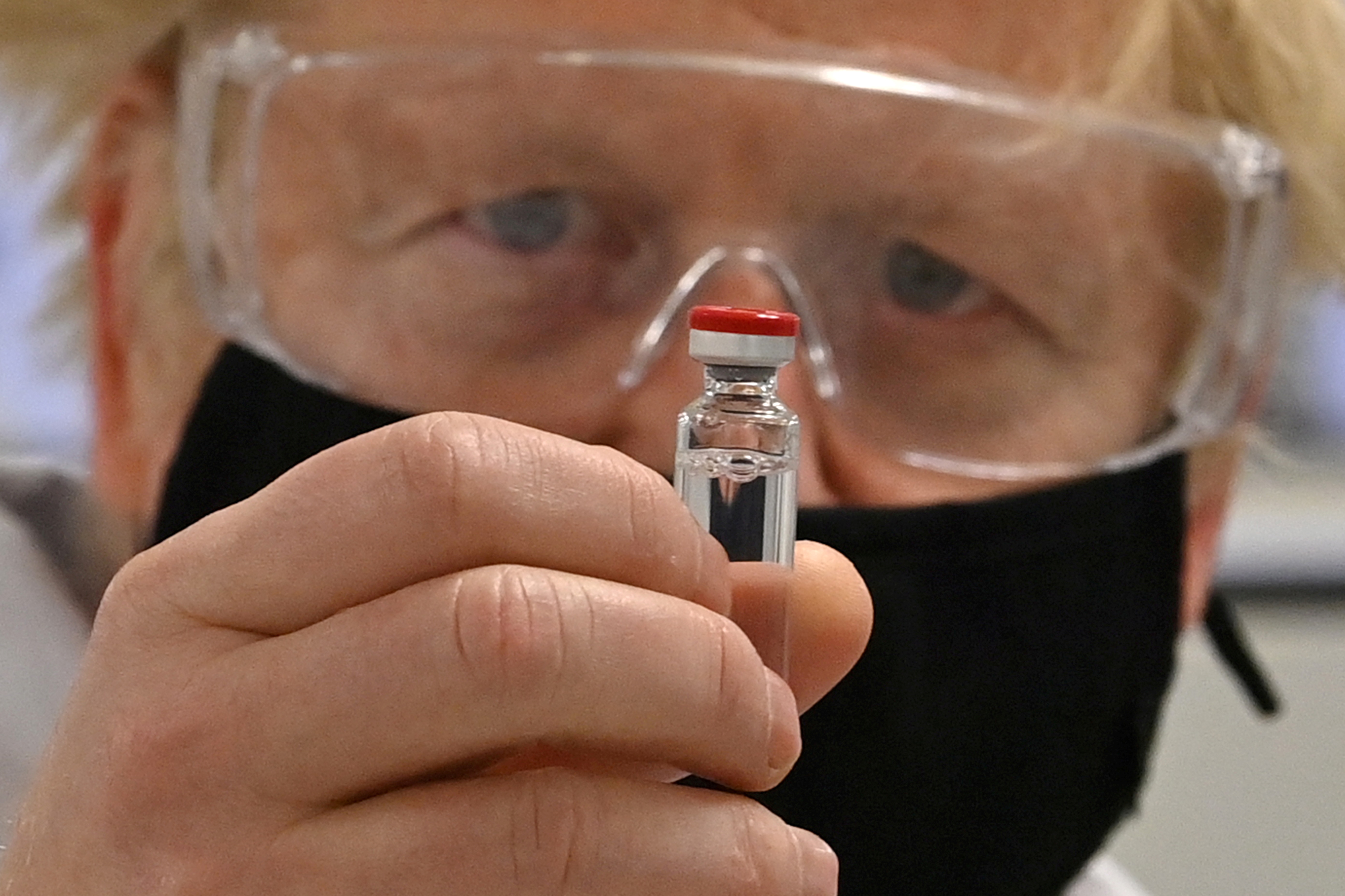 El Primer Ministro británico Boris Johnson posa para una fotografía con una dosis de la vacuna de la Universidad de Oxford y AstraZeneca