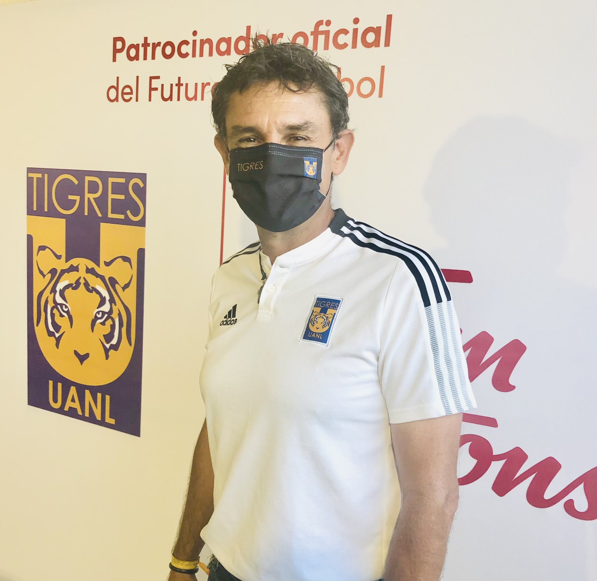 Roberto Medina was Tigres coach when Katty Martínez was part of the team (Twitter/@medina_mex)