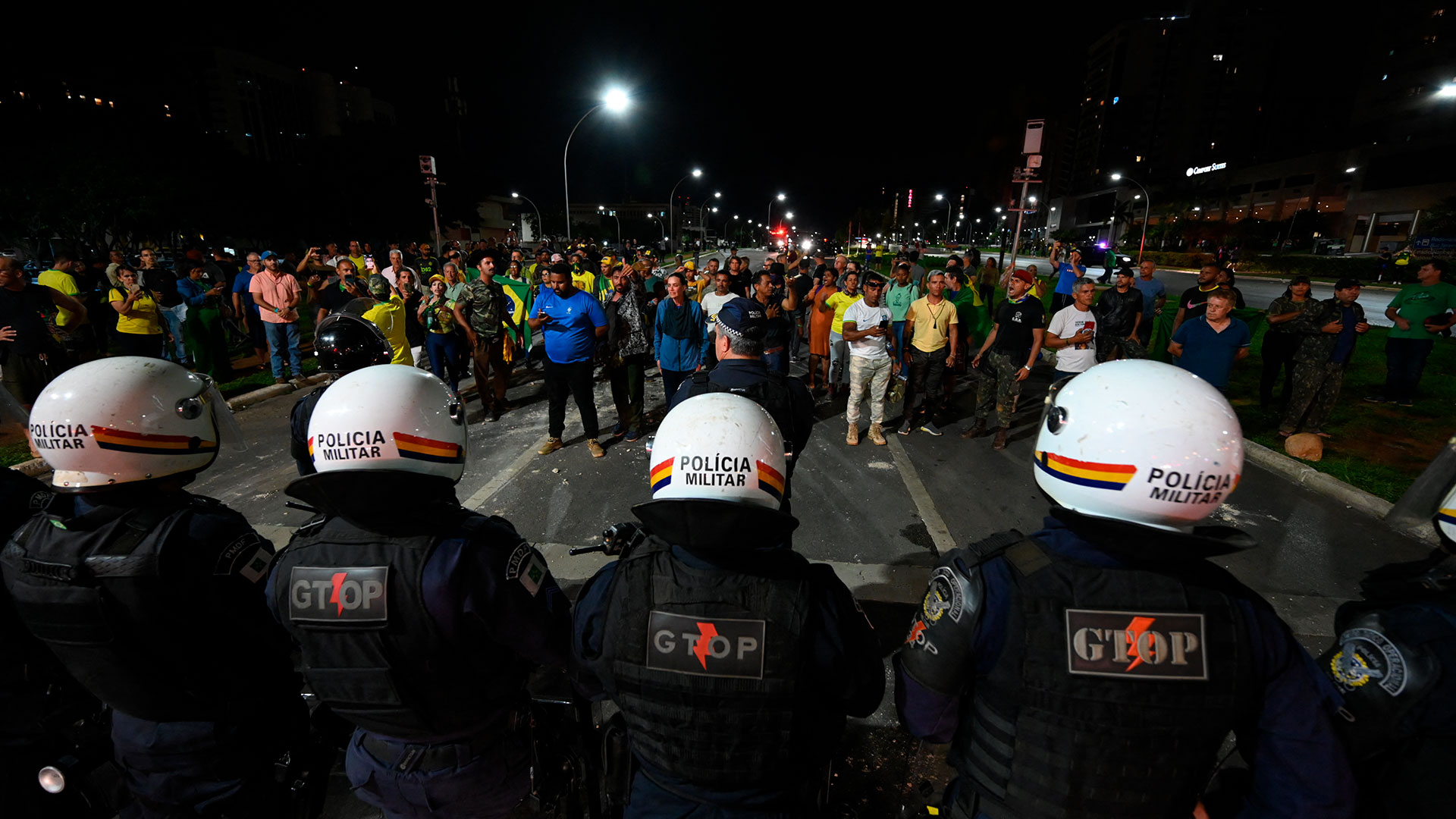 Manifestantes cara a cara con la Policía (EVARISTO SA / AFP)