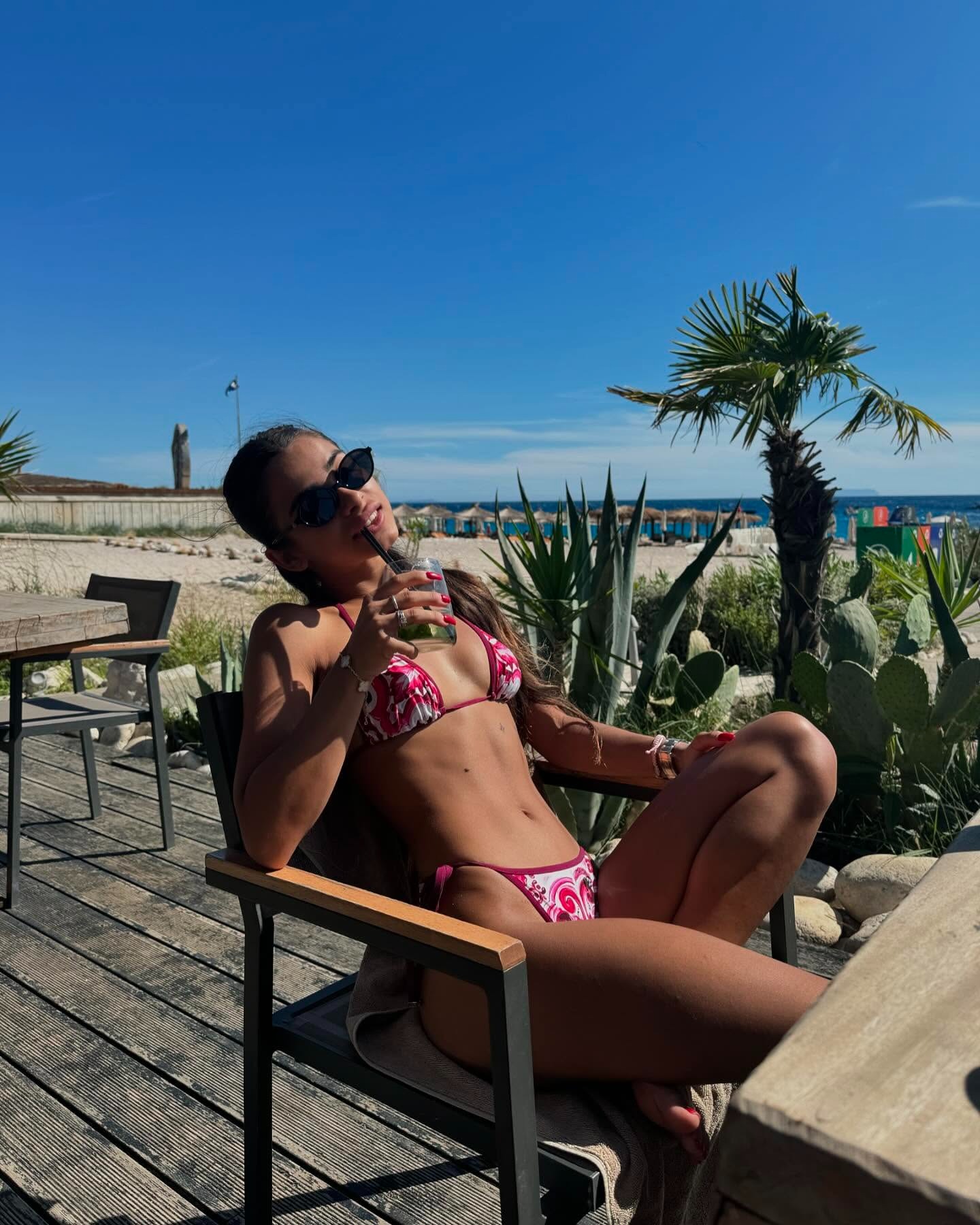 Teri shim kiygan qizning fotosurati