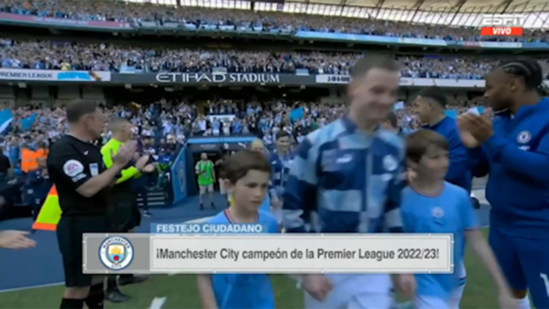 El particular gesto de Enzo Fernández a Julián Álvarez en el pasillo de honor del Chelsea al Manchester City por el título de la Premier League