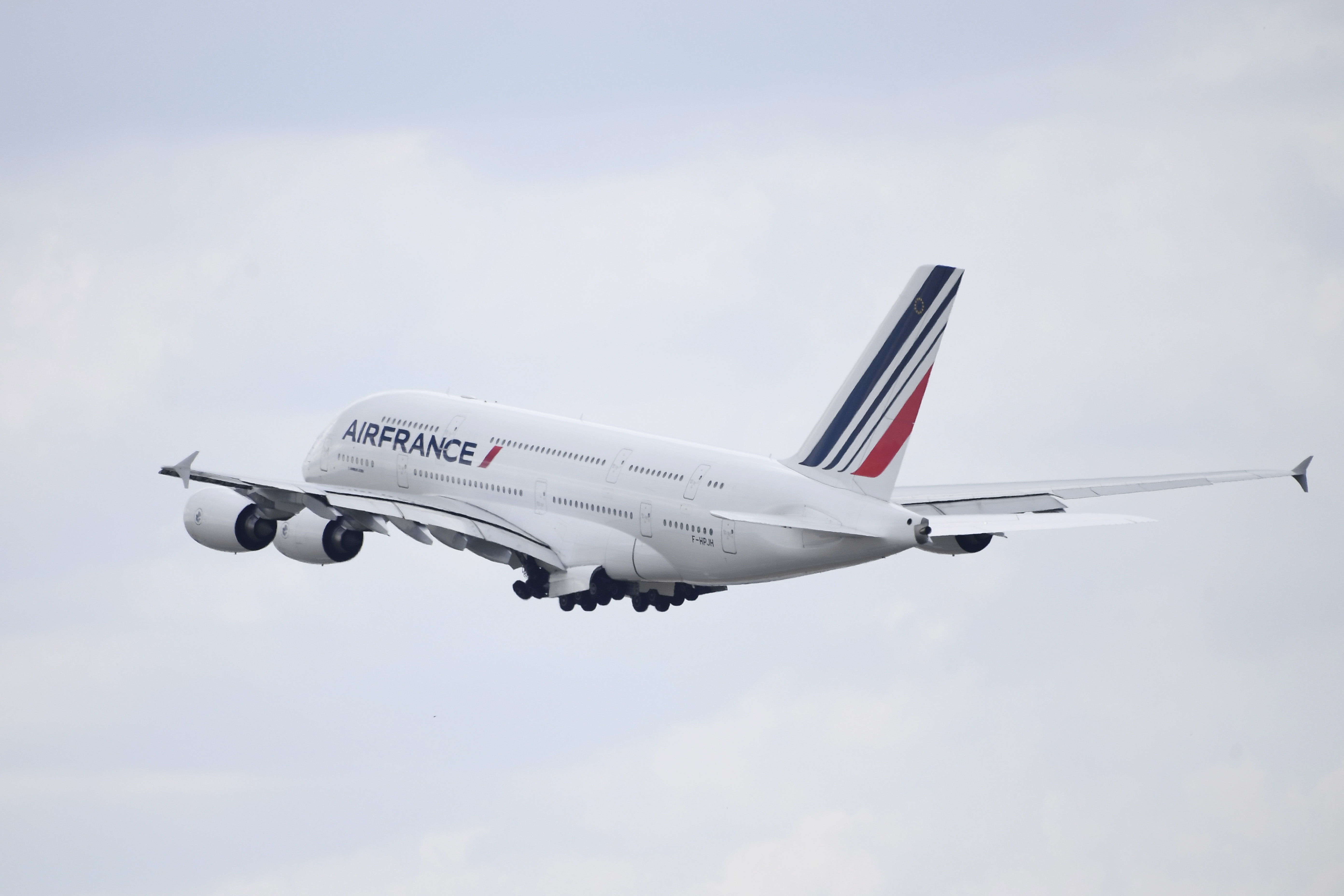 El momento en que fallan los controles de un avión a punto de aterrizar en París y qué hicieron los pilotos para evitar una tragedia
