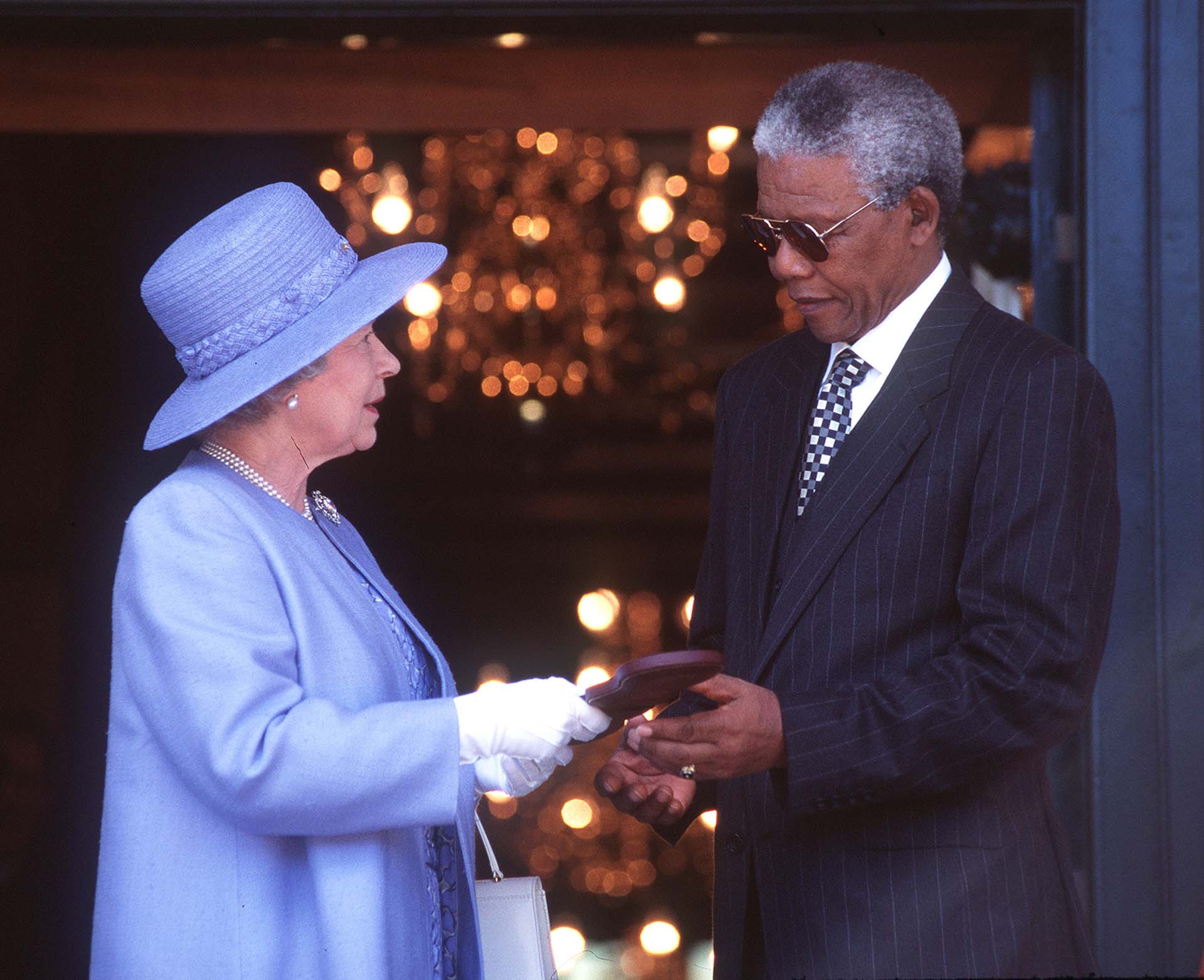 La monarca junto a Nelson Mandela, a quien siempre le brindó su total apoyo
