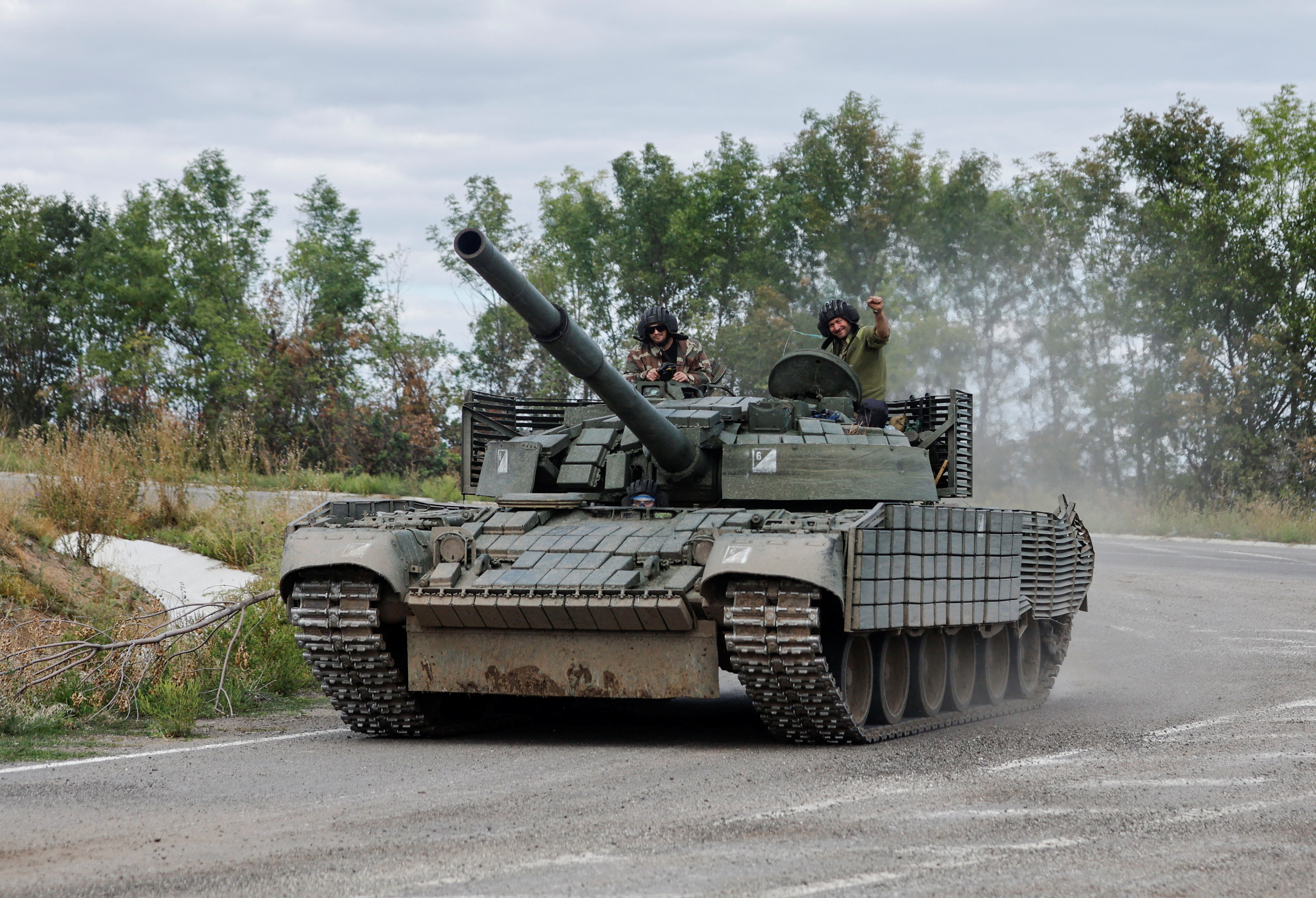 Militares ucranianos en un tanque cerca de Bakhmut, mientras continúa el ataque de Rusia a Ucrania, en la región de Donetsk, este de Ucrania (Reuters)