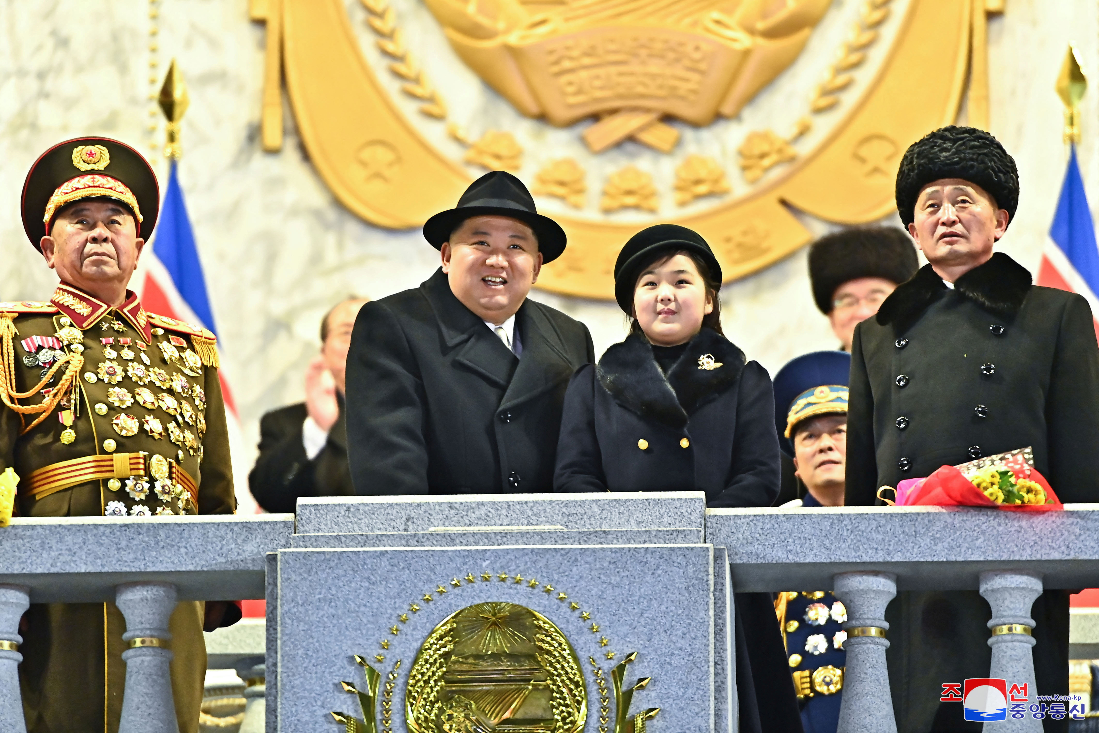 Kim Jong-un y su hija Kim Ju-ae en el palco del desfile militar en Pyongyang (Agencia Central de Noticias de Corea del Norte, KCNA via REUTERS)