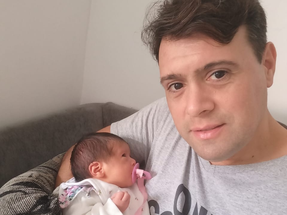Fabio, un padre soltero con su beba, Victoria quien logró cumplir el sueño de tener otro hijo 