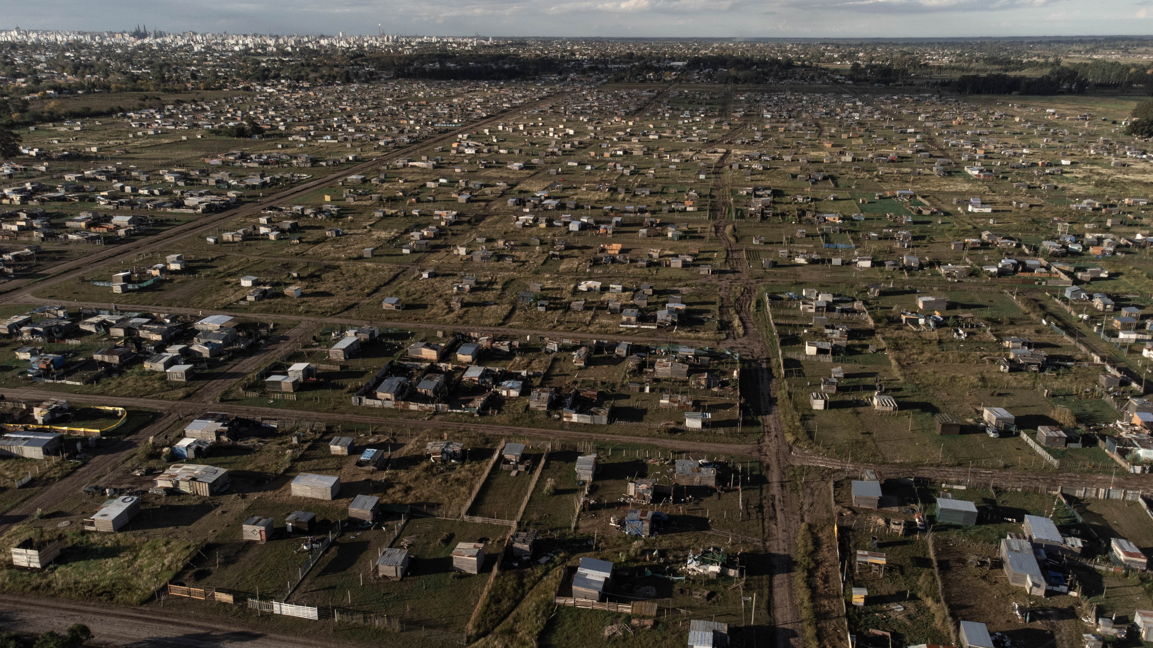 Video: las impactantes imágenes de la mega toma de tierras en Los Hornos