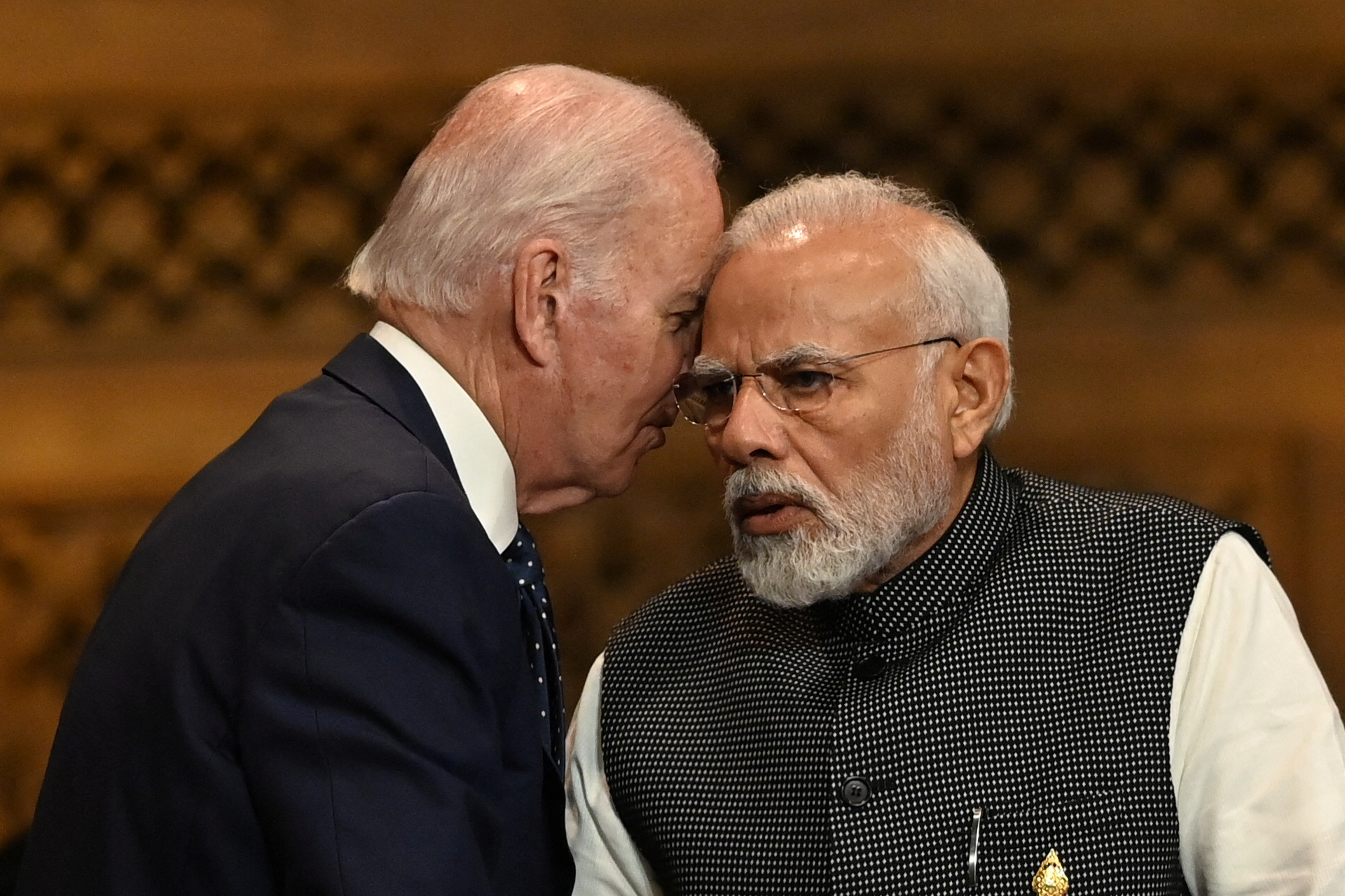 El presidente de los Estados Unidos, Joe Biden habla al primer ministro de la India, Narendra Modi en la Cumbre del G20 en Bali, Indonesia (Reuters)
