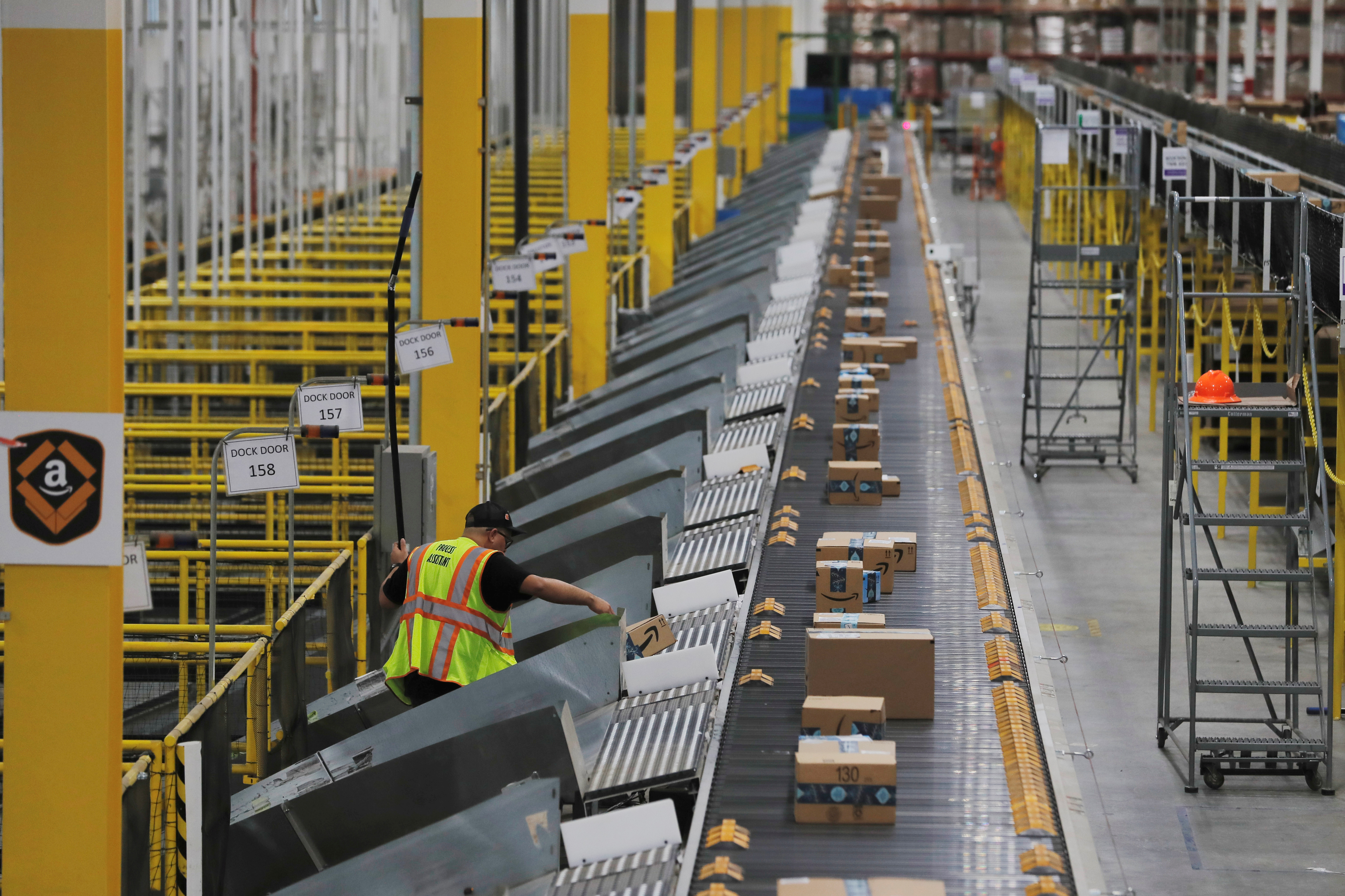 Un centro de distribución de Amazon, procesando envíos
REUTERS/Lucas Jackson/File Photo
