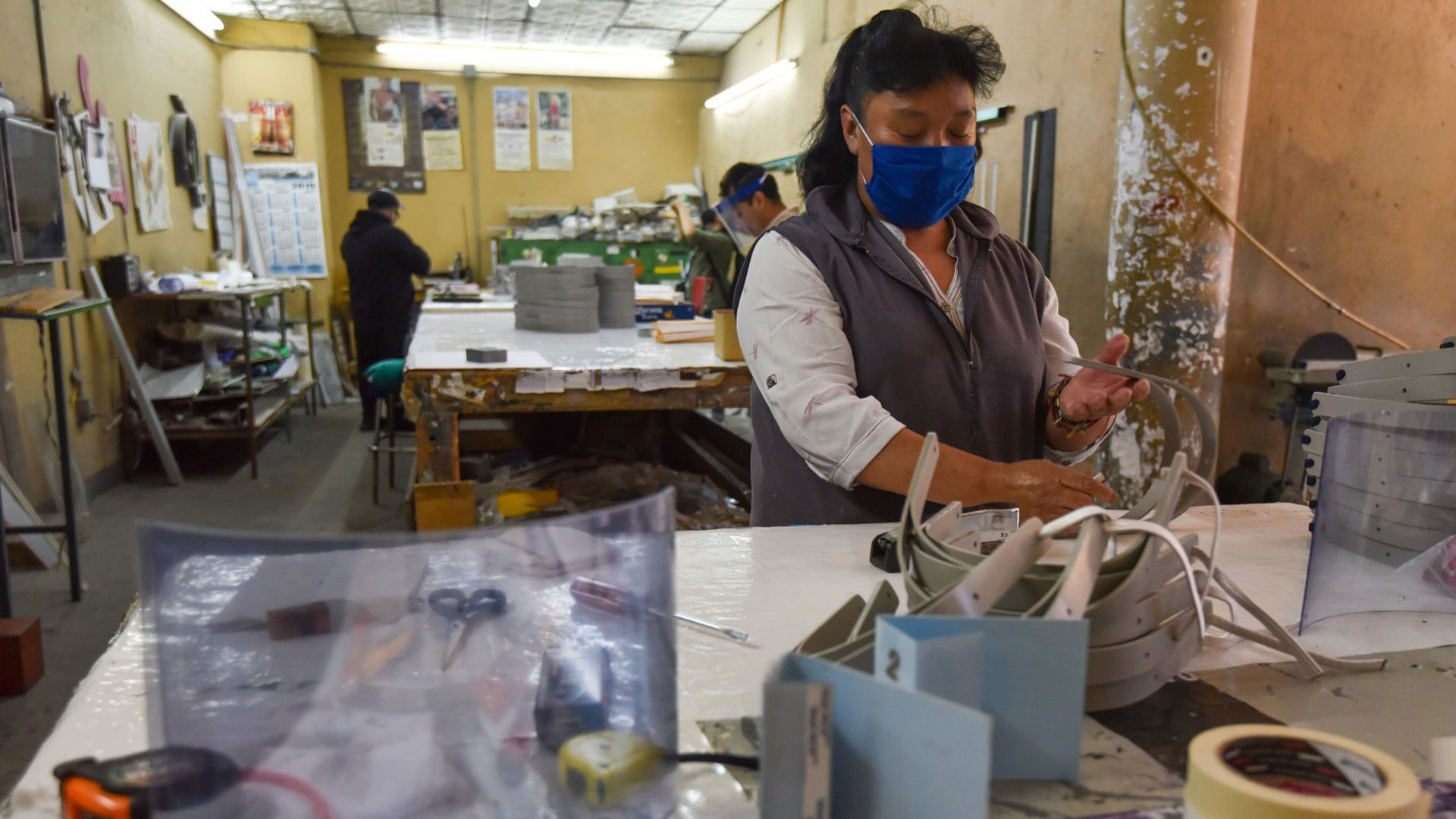 Las caretas de protección facial, diseñadas con un PVC rígido para el soporte, cómodo y ligero, la mica es de un calibre de 15 milésimas y lavable (Foto: Cuartoscuro)
