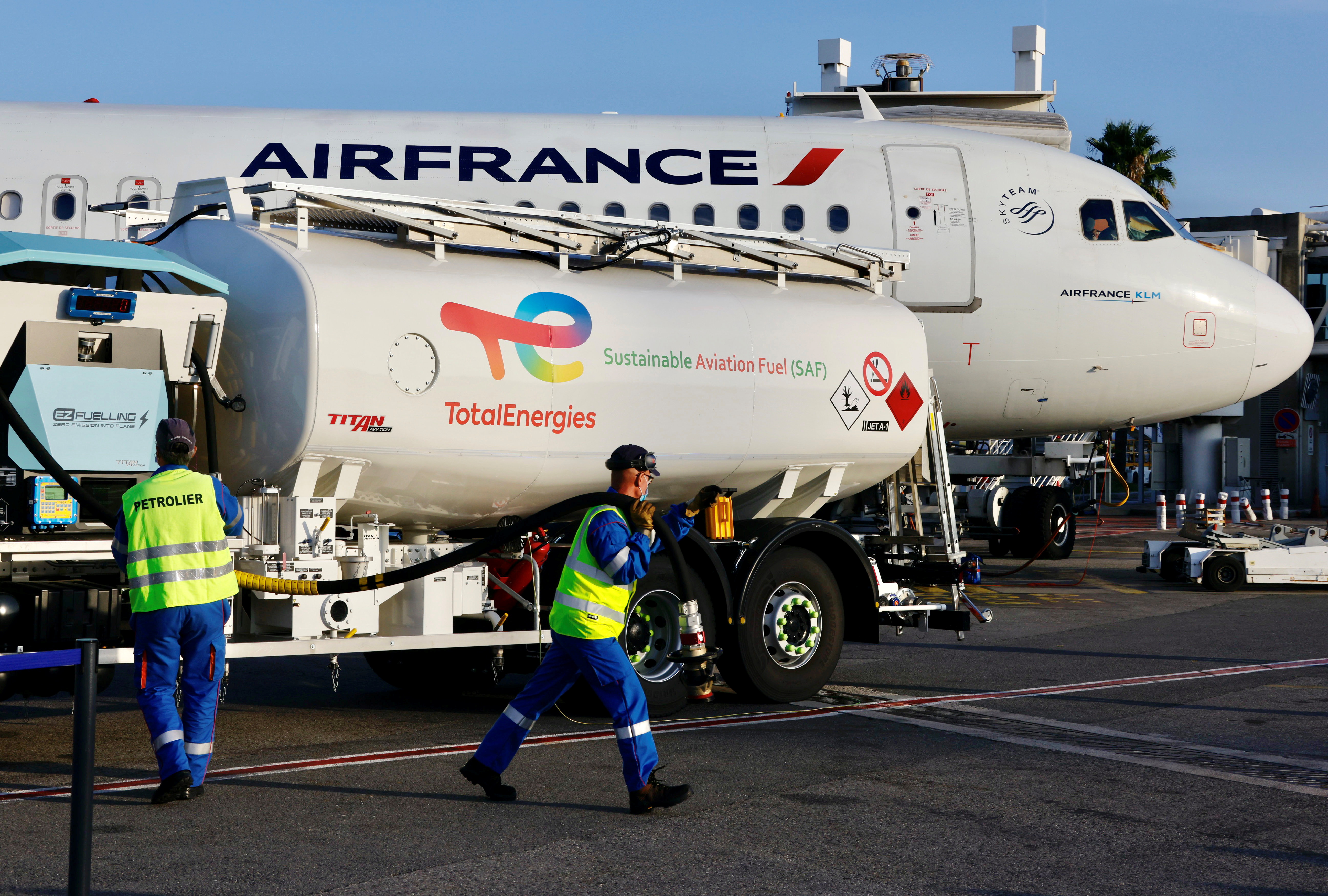 Qué es el SAF, el combustible para aviones que contamina menos y promete revolucionar la industria aérea