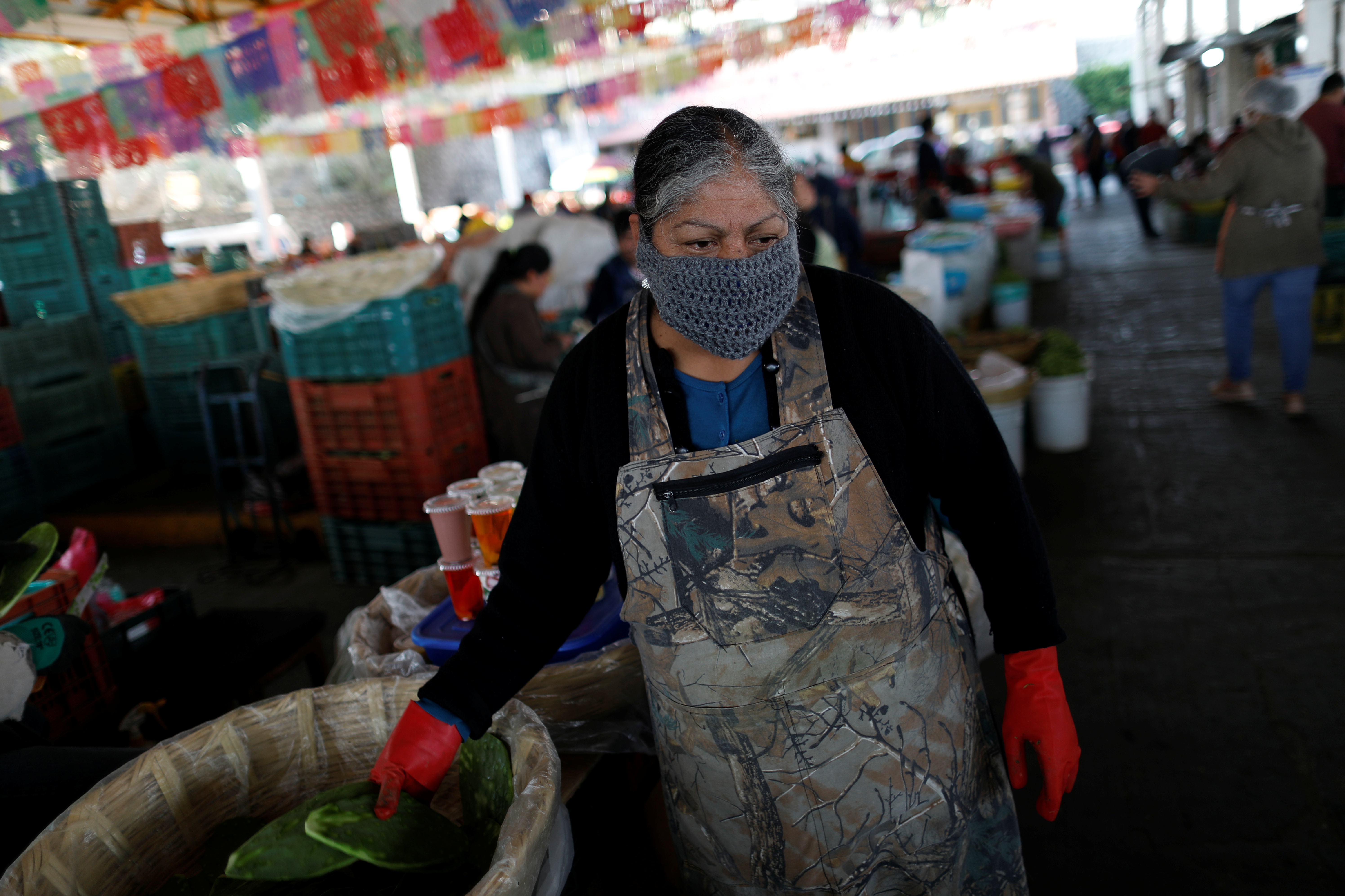 La mayoría de los habitantes de Milpa Alta no pudieron quedarse en casa por su situación económica (Foto: REUTERS/Carlos Jasso)
