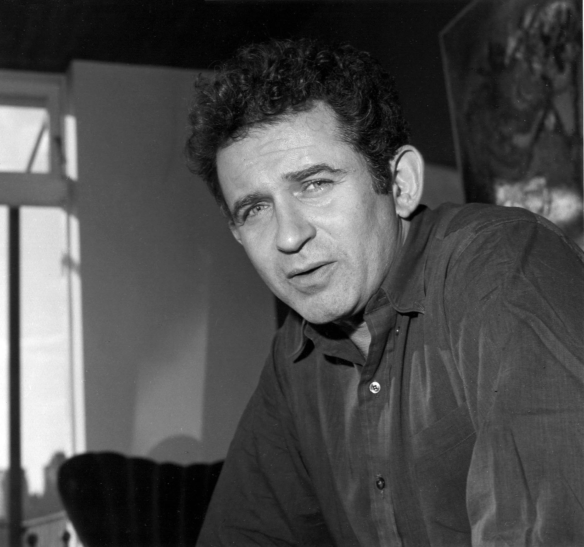 Norman Mailer fue invitado no por ser amigo del escritor, sino por ser su enemigo, para enrostrarle su triunfo. Mailer, siguiendo su leyenda, se emborrachó rápido y se peleó con cada invitado con el que se cruzó. (Photo by Fred Stein Archive/Archive Photos/Getty Images)