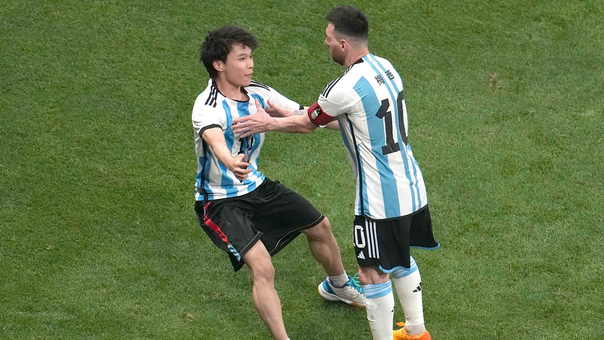 Un hincha invadió el campo de juego para abrazar a Lionel Messi en el amistoso entre Argentina y Australia en Beijing (AP Photo/Ng Han Guan)