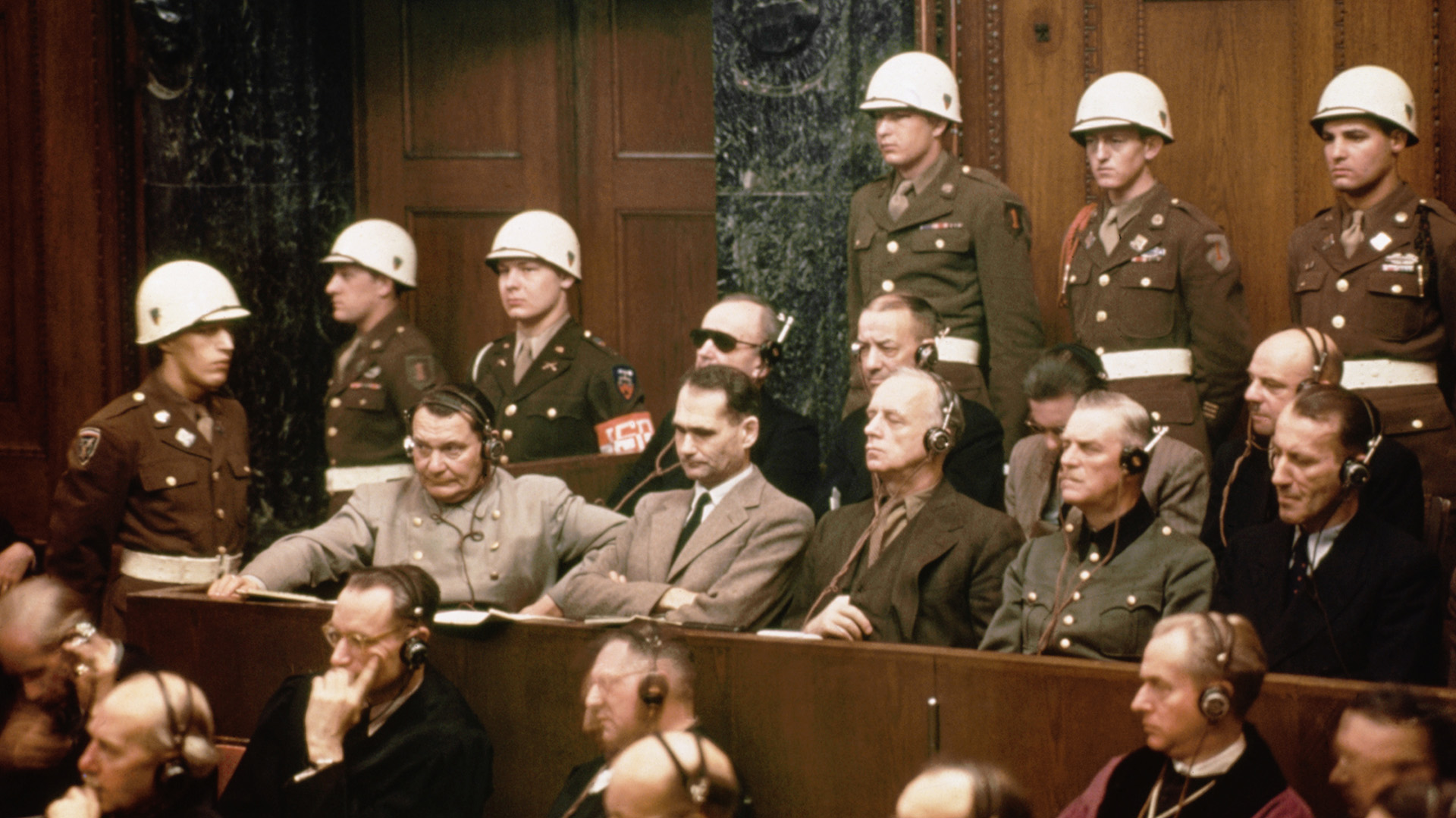 Loss acusados durantes las audiencias del Juicio de Núremberg: en la primera fila están Hermann Goering, Rudolf Hess, Joachim Von Ribbentrop, Wilhelm Keitel y Ernst Kaltenbrunner. En la fila de atrás, Karl Doenitz, Erich Raeder, Baldur von Schirach y Fritz Sauckel.