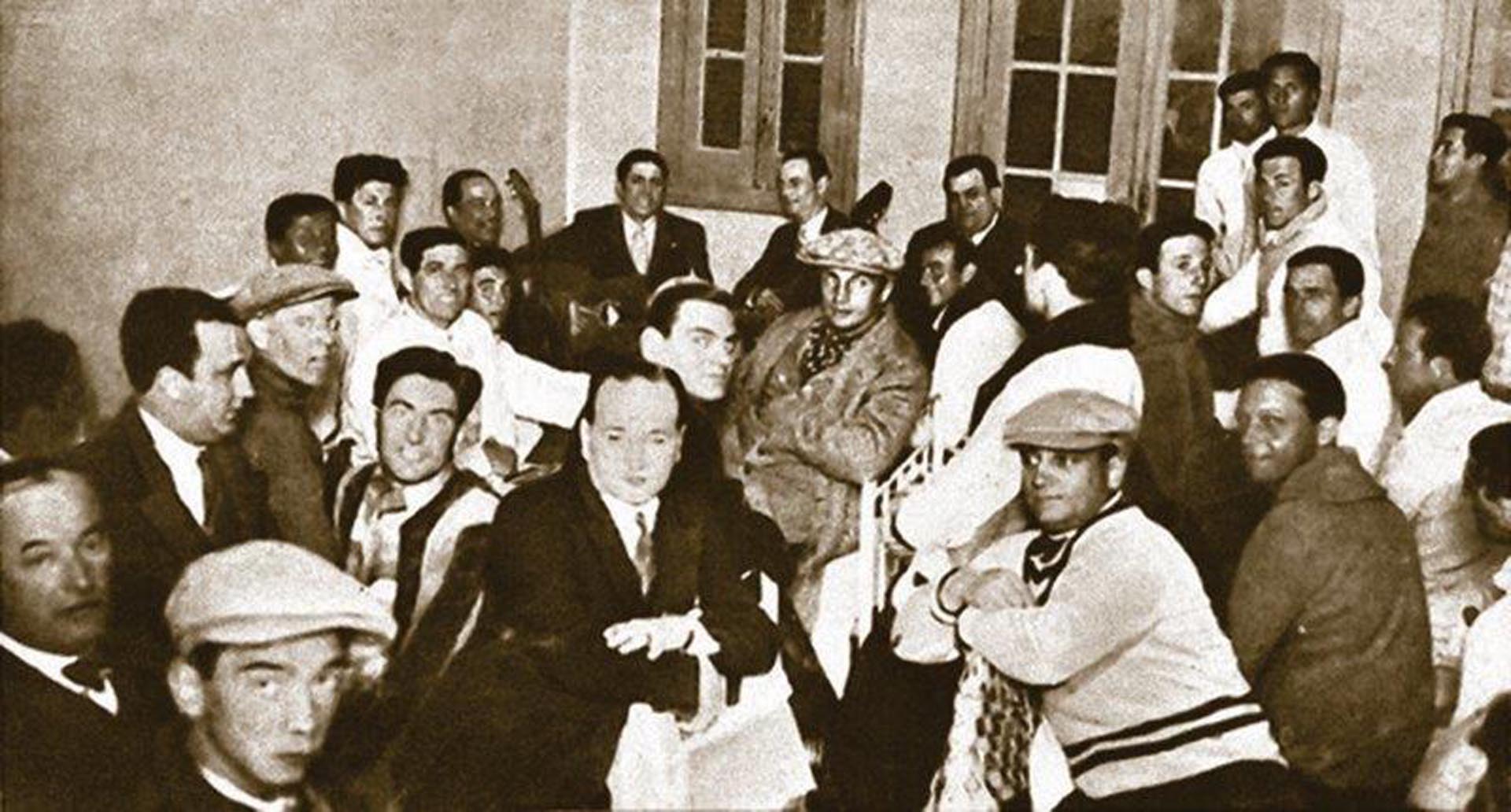 Gardel y dos de sus guitarristas, hacienda vibrar su música ante la selección uruguaya previo a la final contra Argentina en el Prado, lugar de concentración de la Selección Uruguaya de Fútbol en el Mundial de 1930