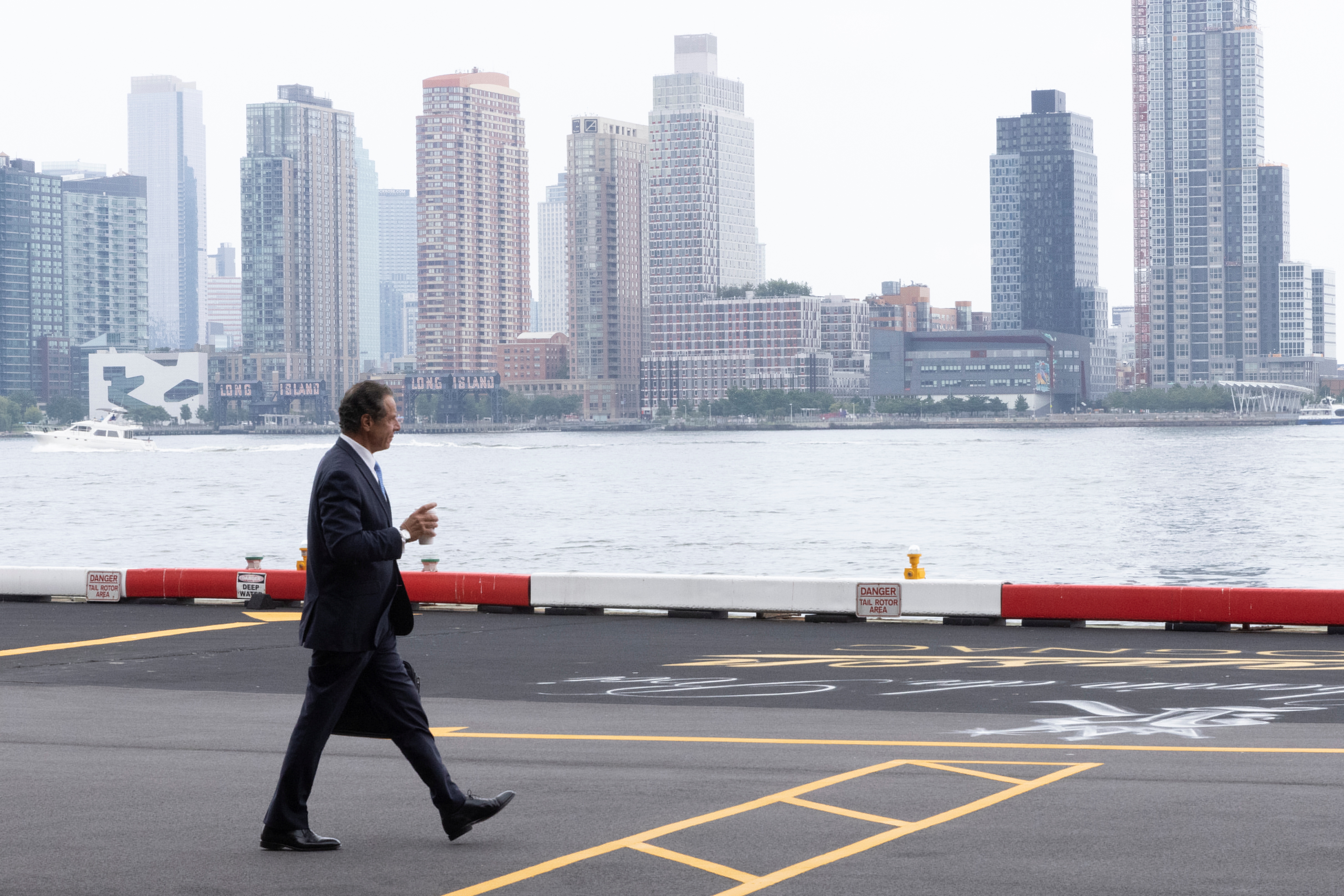 Adiós. Andrew Cuomo, renunciado gobernador de Nueva York, camina hacia el helicóptero tras anunciar su dimisión tras las múltiples denuncias por acoso sexual en su contra (Reuters)