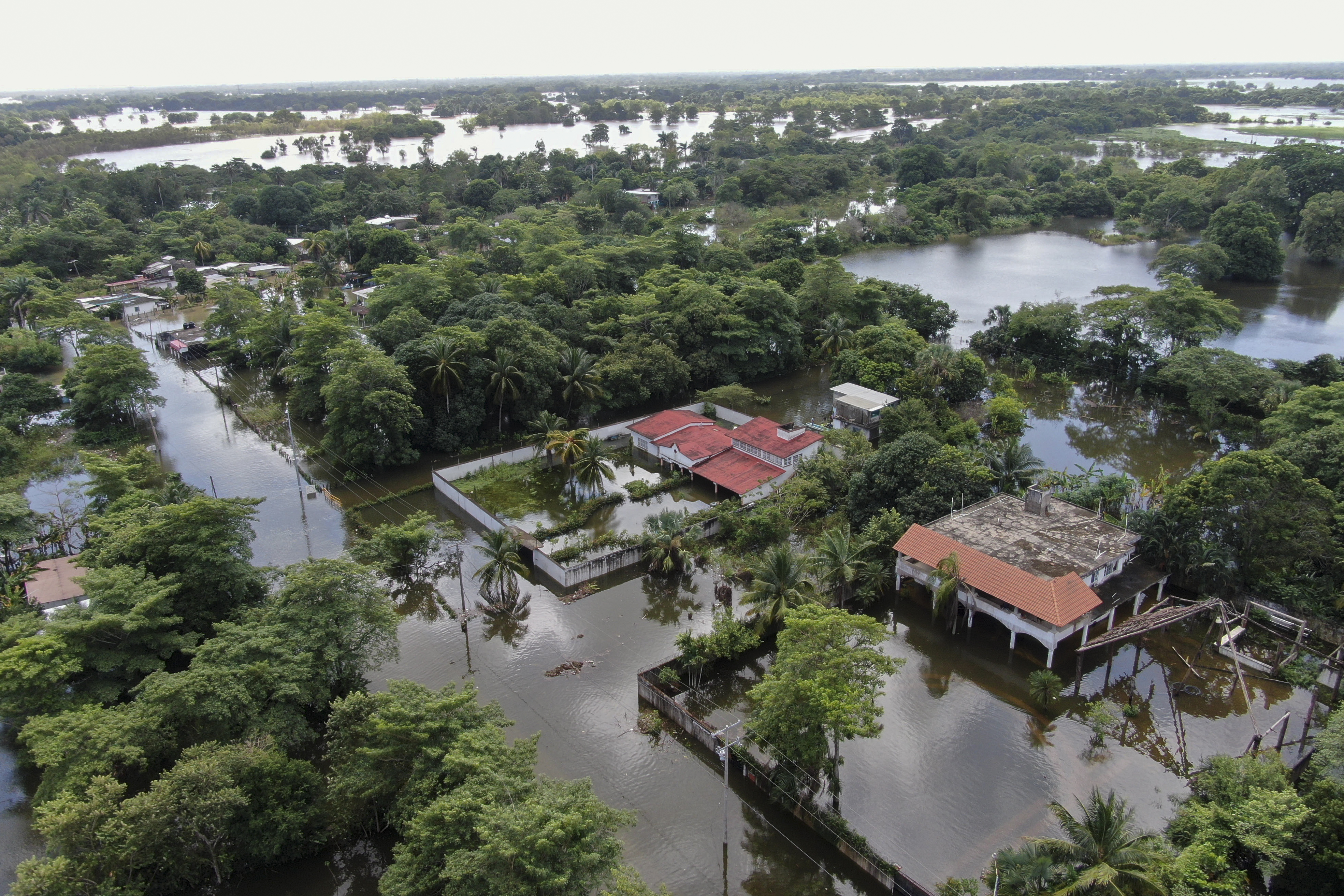 Vista de un área inundada luego del desborde del río Grijalva debido a las fuertes lluvias en Villahermosa, estado de Tabasco, México, el 7 de noviembre de 2020.