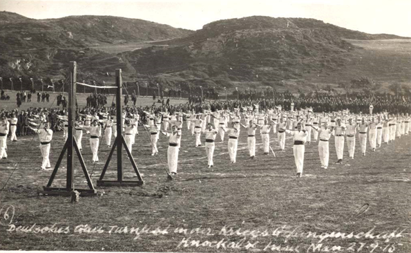 Una clase de gimnasia durante la Primera Guerra Mundial en el campo de prisioneros alemanes de Knockaloe, en la Isla de Man (Crédito: "The Mannin Collection")