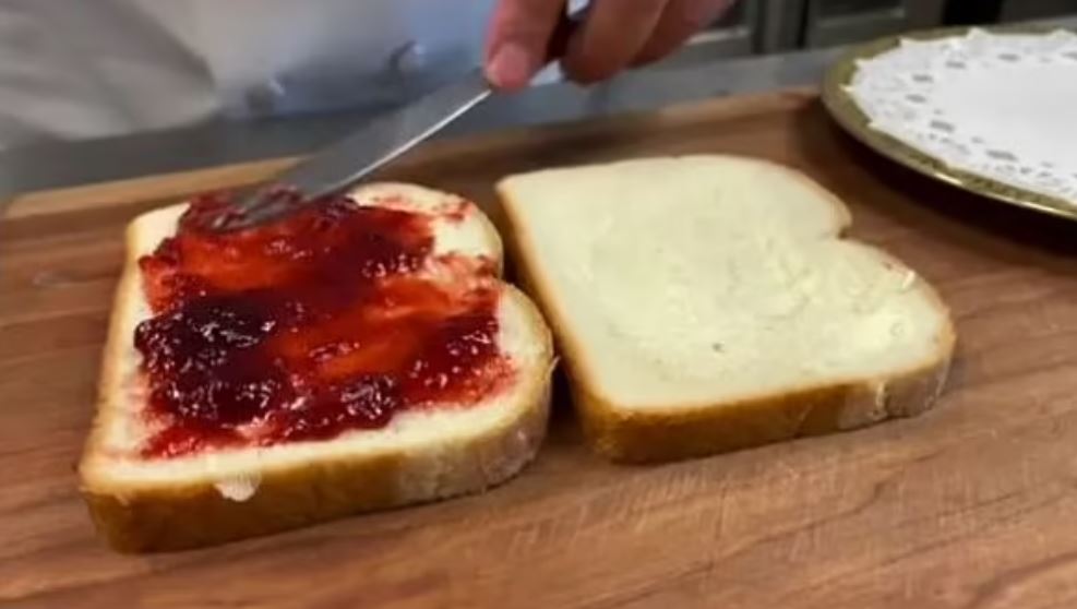 El ex chef de la reina contó cómo preparaba el sándwich favorito de la soberana (Youtube - McGrady)