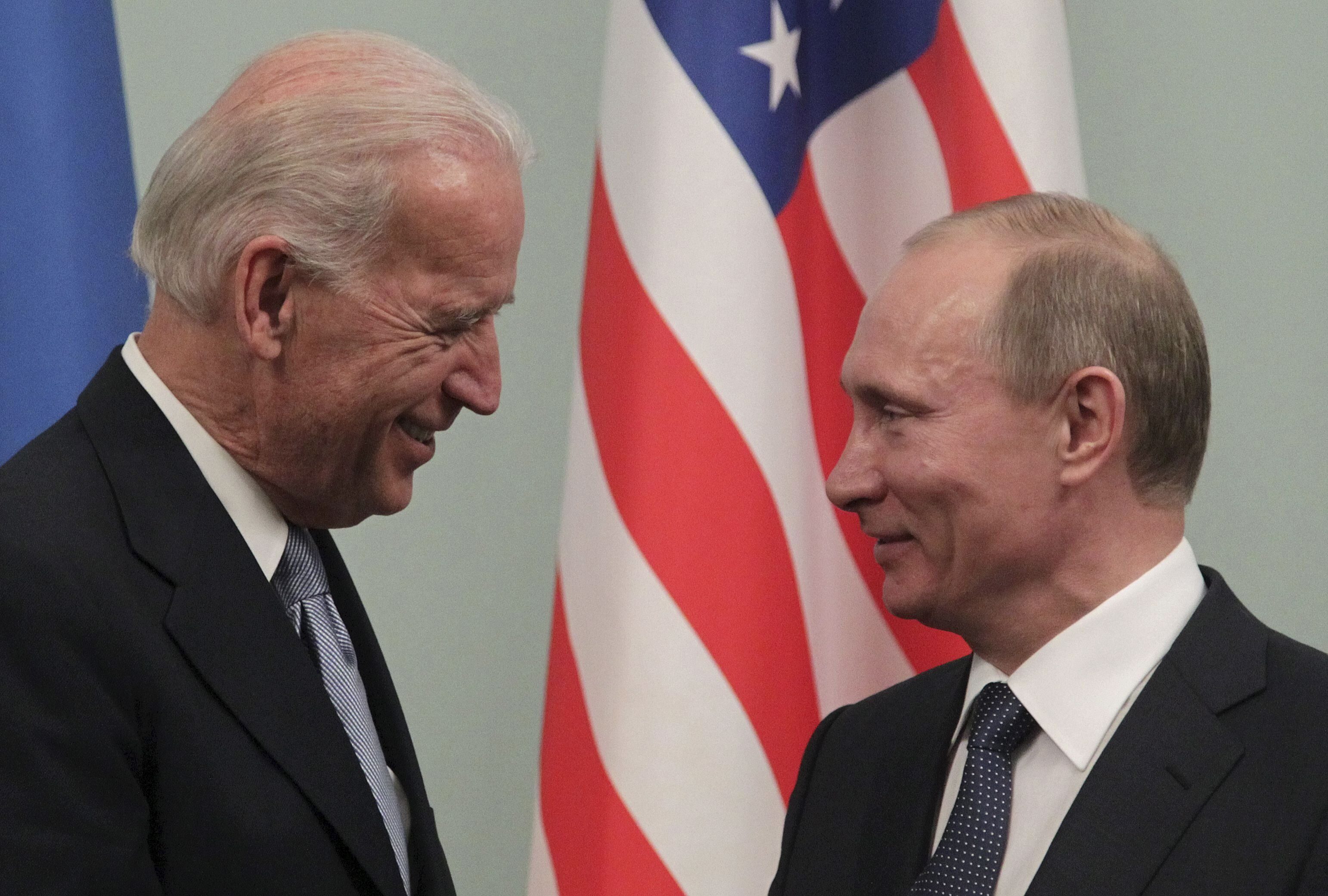 El entonces vicepresidente estadounidense, Joe Biden, conversa con el primer ministro ruso, Vladimir Putin, durante el encuentro que mantuvieron en Moscú, en marzo de 2011. Archivo