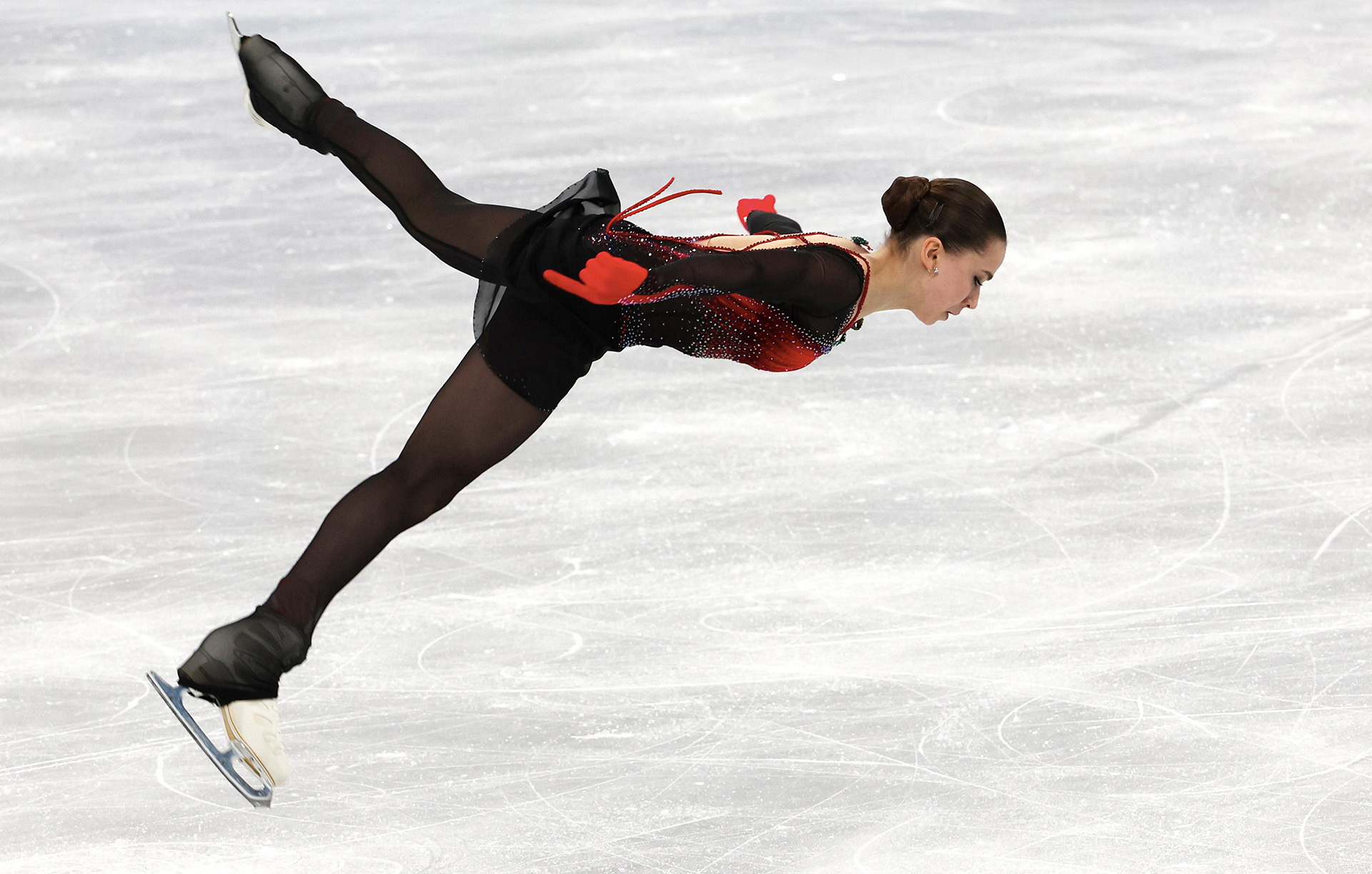 BEIJING, CHINA - 17 DE FEBRERO: Kamila Valieva, del equipo ROC, patina durante el patinaje libre femenino individual el decimotercer día de los Juegos Olímpicos de Invierno de Beijing 2022 en el Estadio Cubierto Capital el 17 de febrero de 2022 en Beijing, China.
