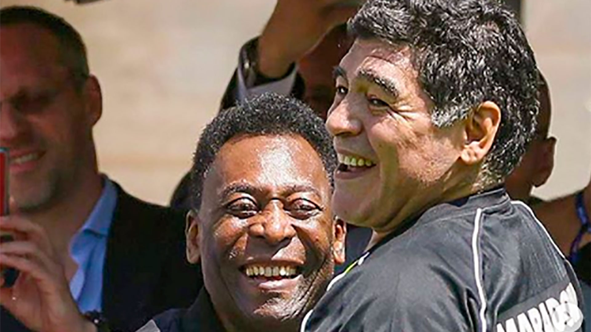 El saludo de Diego Maradona a Pelé en un evento del fútbol, en 2016