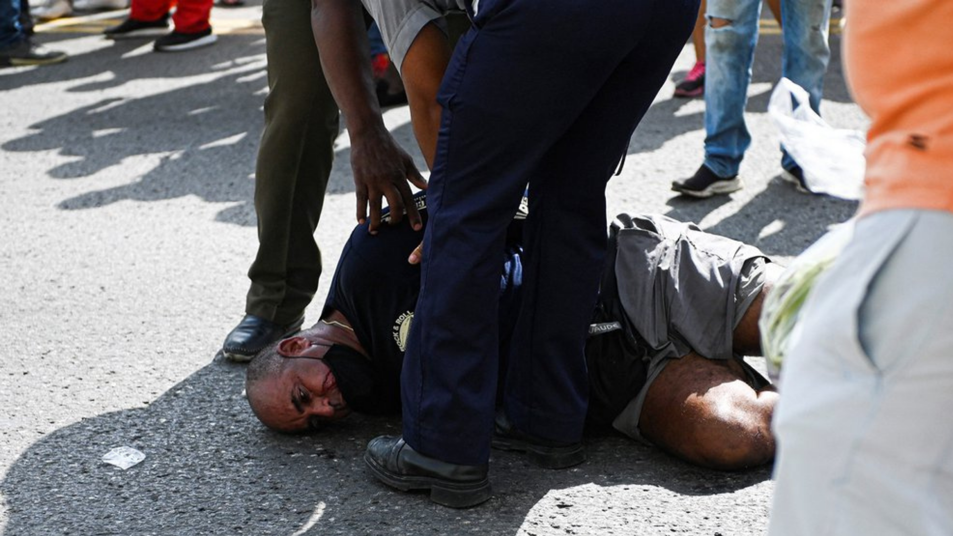 La policía cubana reprimió a los manifestantes (Fotos: AFP y Reuters)