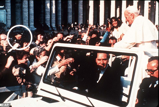 En el momento en que el automóvil que llevaba al Papa a dar la vuelta por la Plaza de San Pedro en el Vaticano, Ali Agca disparó su Browning 9 mm. Gatilló cuatro veces, hasta que el arma comprada en Viena por 12 mil euros se trabó (AP)