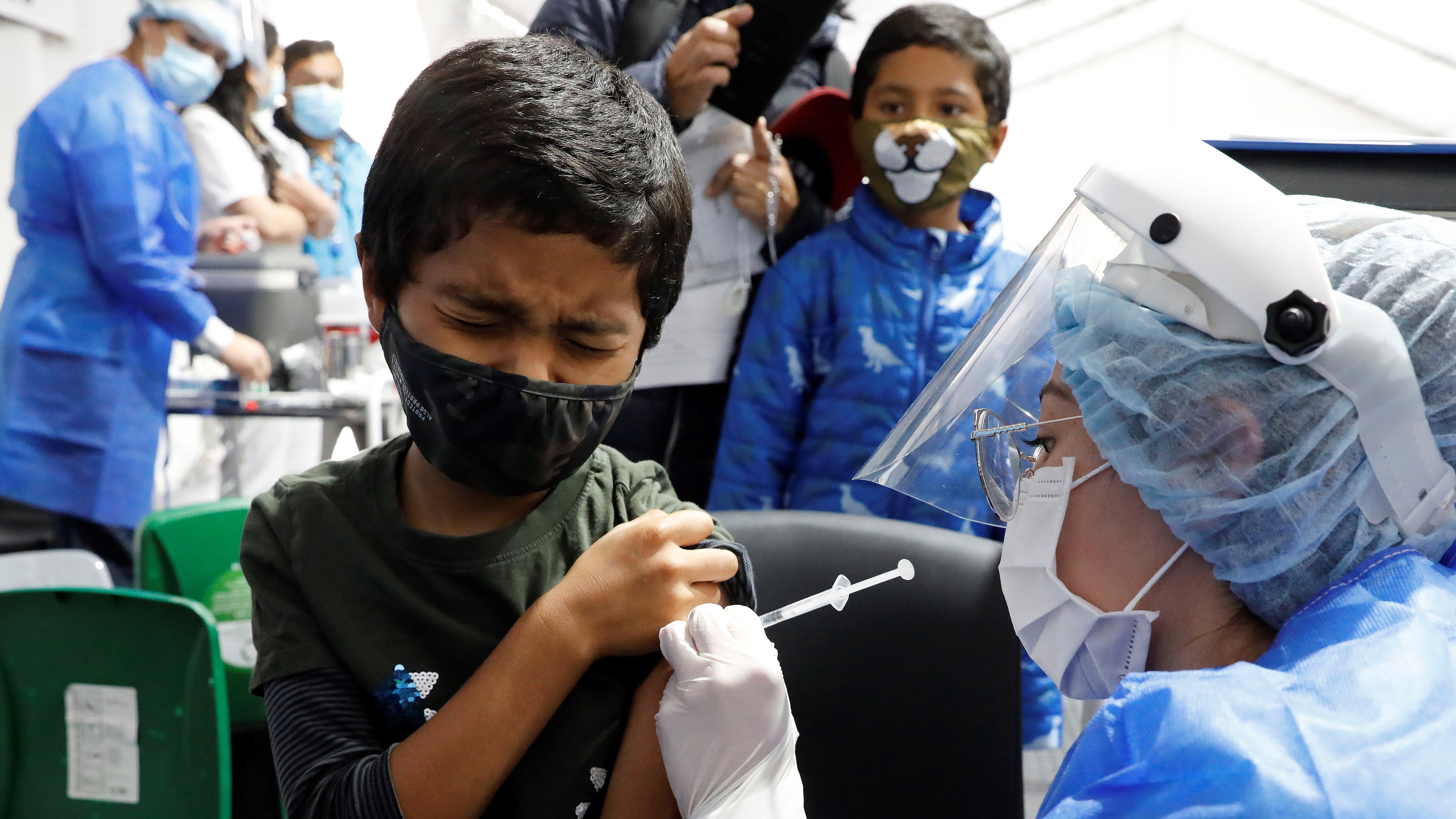 El país está pasando por su cuarta ola de contagios y los niños regresarán a clase 100% presencial, por lo que la vacunación es de gran importancia, asegura el Ministerio de Salud. EFE/Carlos Ortega.
