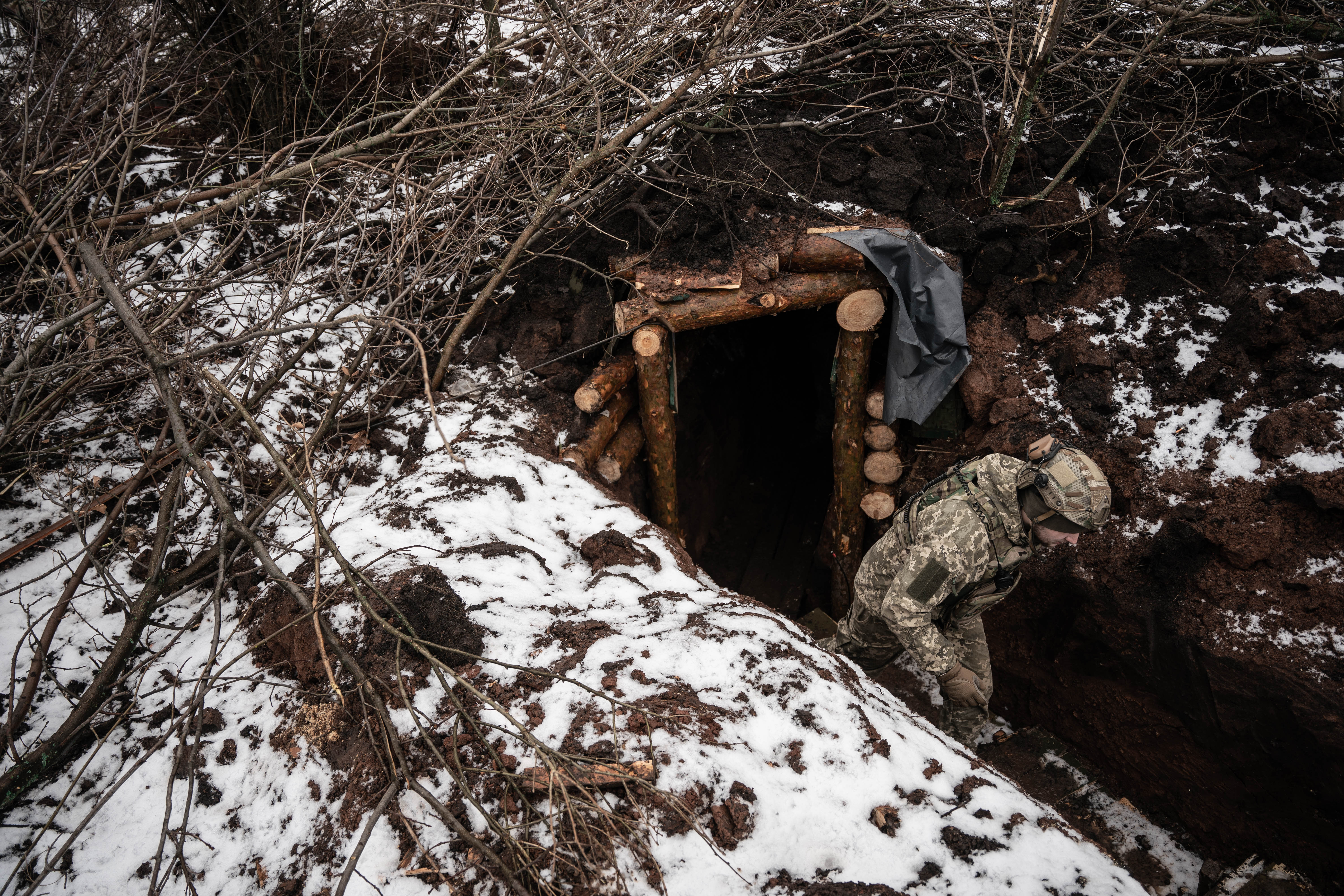 Un miembro de la brigada 80 especializada en artillería sale de su trinchera para dirigirse hacia su "Howitzer" utilizado par atacar a las posiciones rusas en el frente de batalla en la región del Donbas