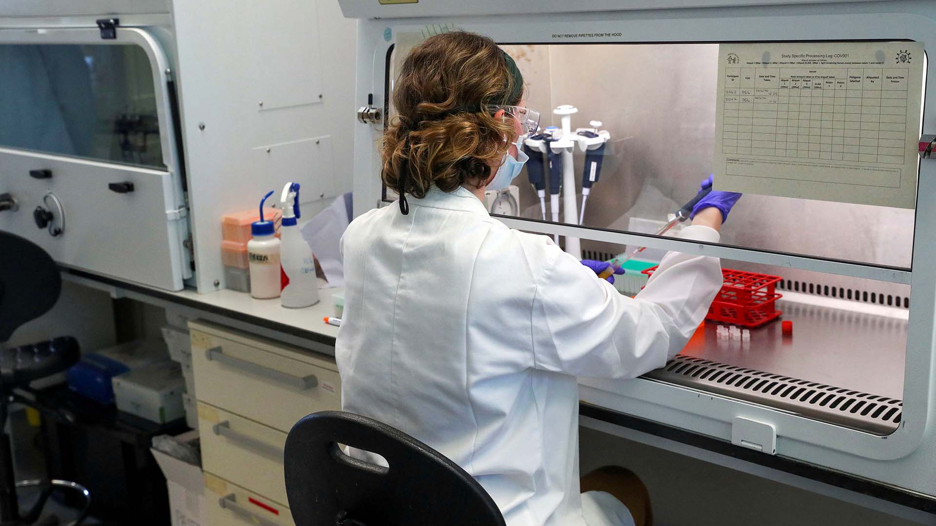 Foto de archivo: Una científica trabaja en un laboratorio de fabricación donde se desarrolla una vacuna contra la enfermedad del coronavirus (COVID-19) en las instalaciones del Oxford Vaccine Group en el Hospital Churchill de Oxford, Reino Unido (Reuters)