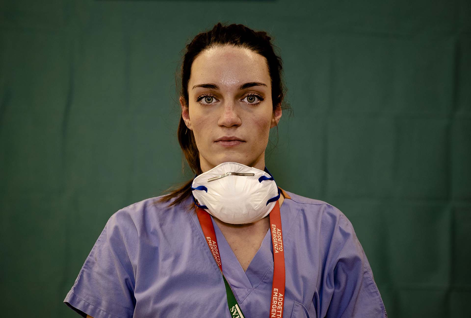La enfermera Martina Papponetti, de 25 años, posa al final de su extenuante jornada laboral en el Humanitas Gavazzeni Hospital en Bergamo, Italia. (27 de marzo)