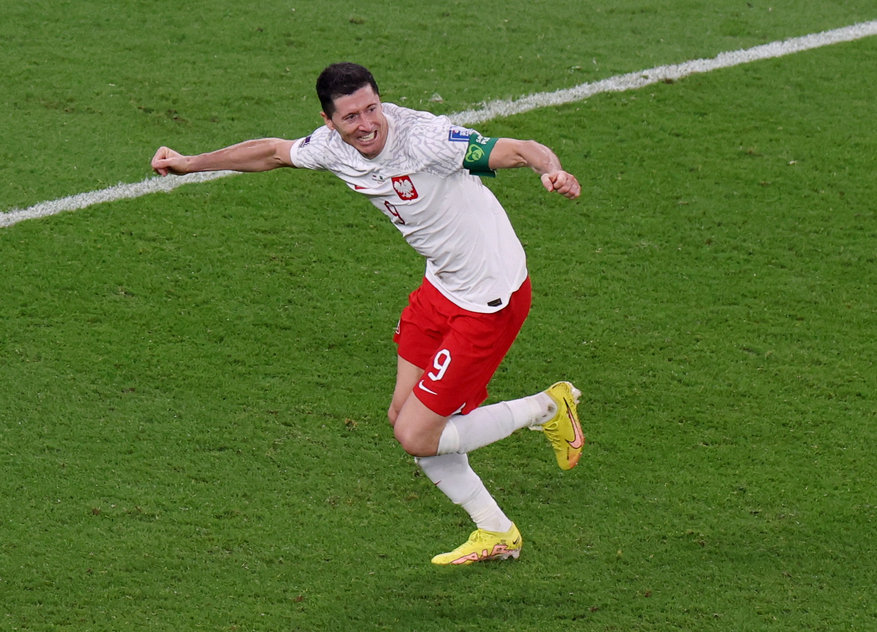 Robert Lewandowski estalla en júbilo tras marcar su primer gol en una Copa del Mundo. REUTERS/Molly Darlington