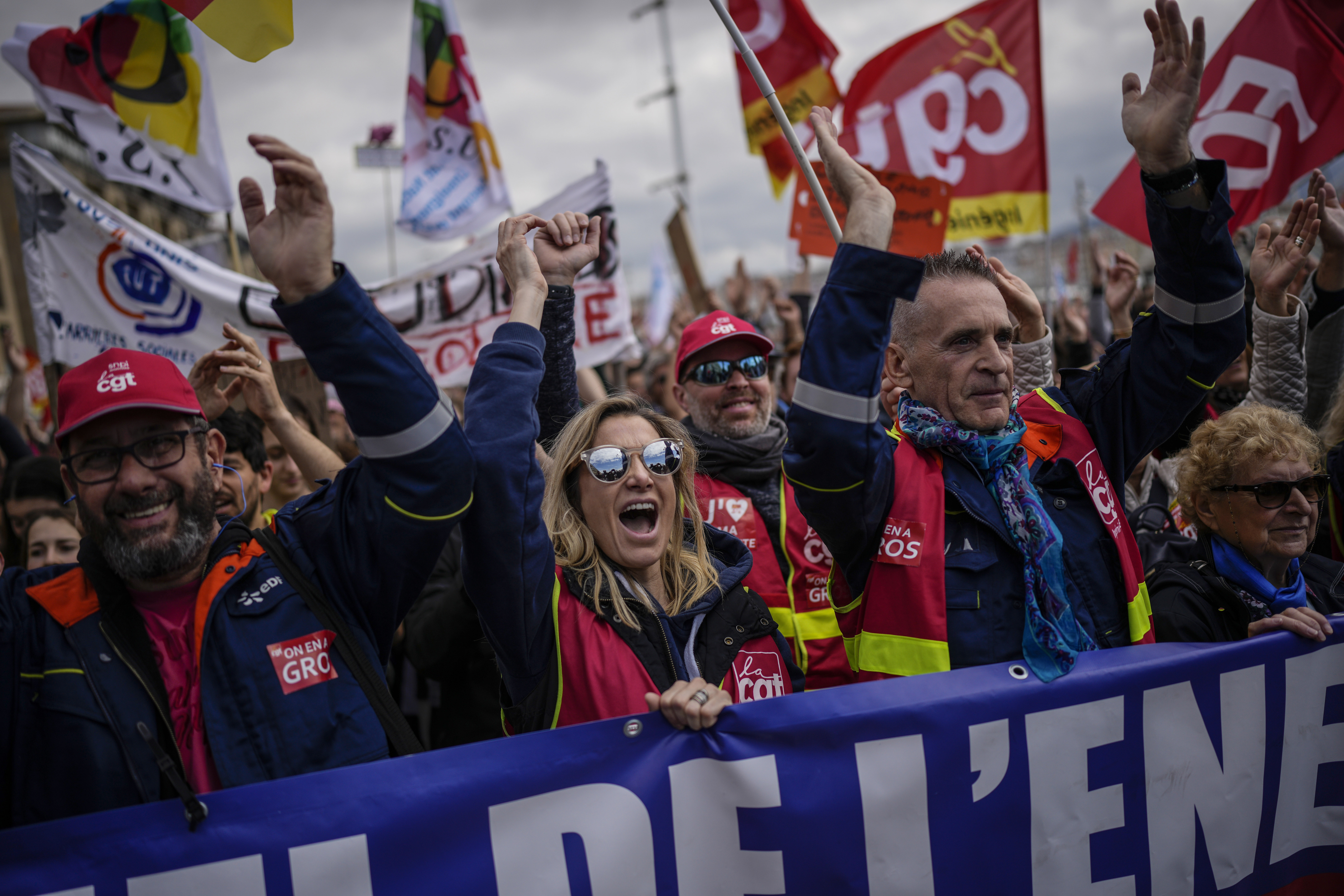 Manifestantes marchan en una protesta en Marsella, Francia, el jueves 23 de marzo de 2023. Los disturbios en Francia le han restado lustre al primer viaje al extranjero del rey Carlos III como monarca, con trabajadores en huelga que se niegan a desdoblar alfombras rojas en medio de protestas por la reforma a las pensiones y críticos que piden que se cancele la visita por completo. (Foto AP/Daniel Cole)